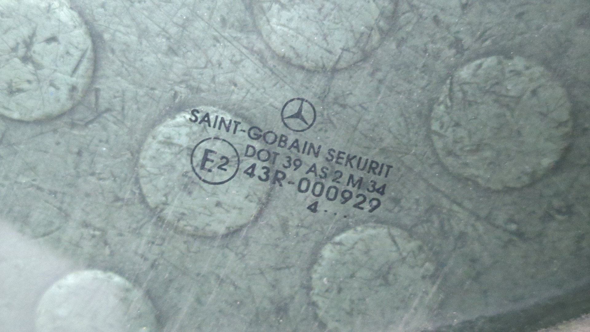 Стекло двери передней левой