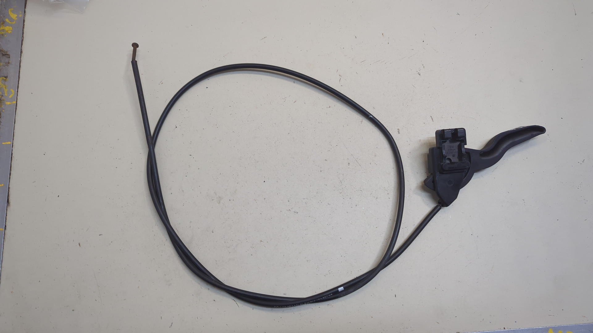 Трос открывания капота