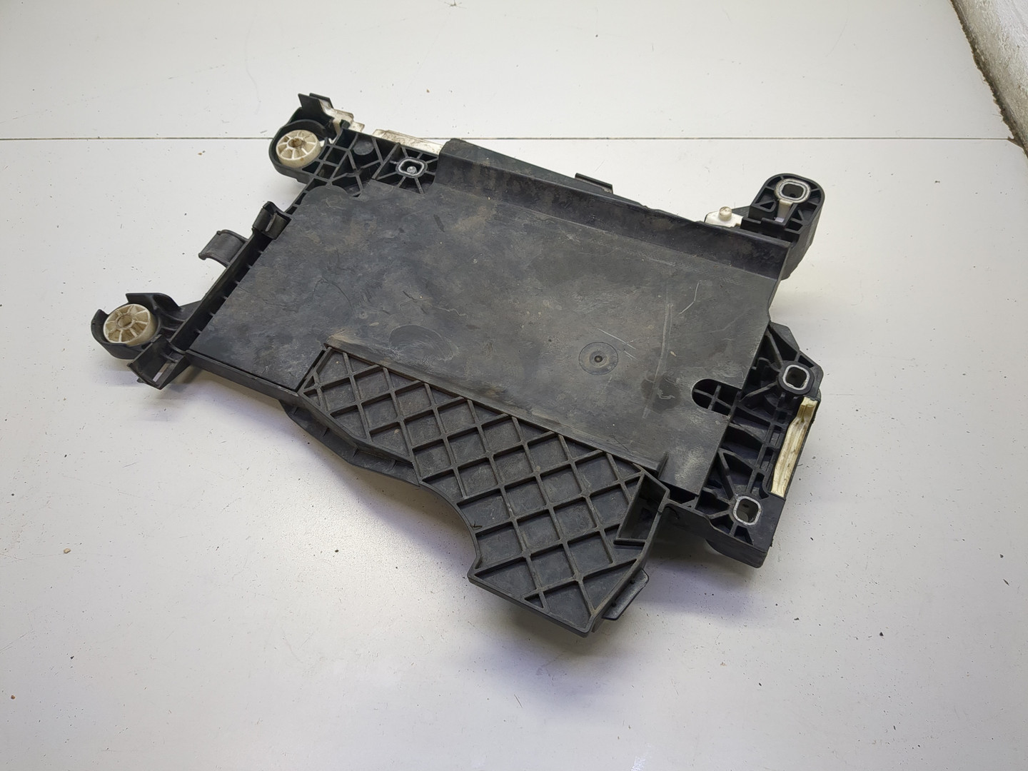 Площадка под аккумулятор (АКБ)