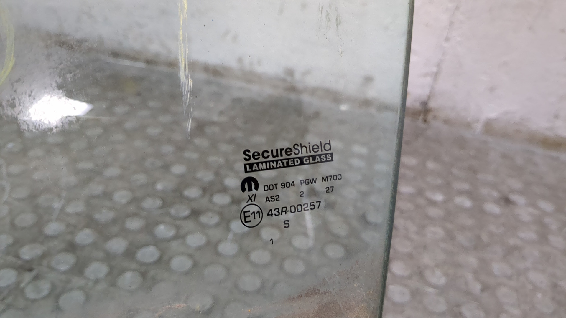 Стекло двери передней левой