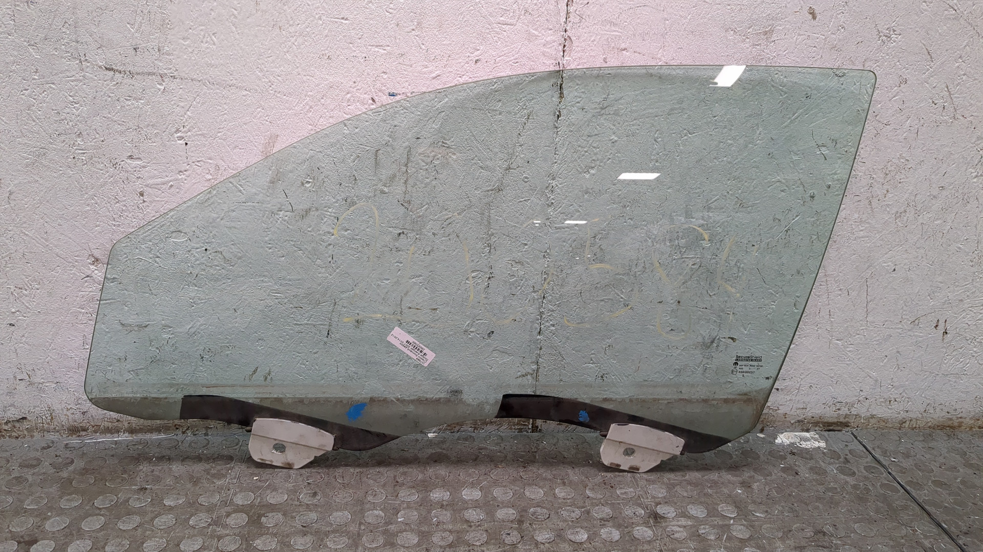 Стекло двери передней левой