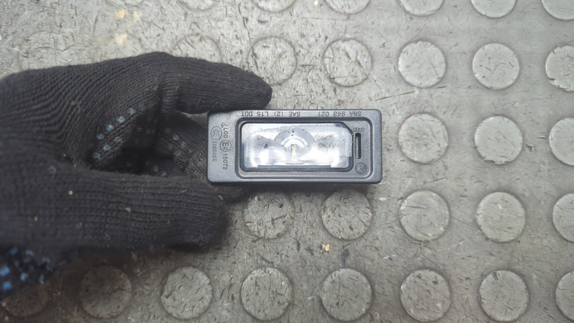 Фонарь подсветки номера