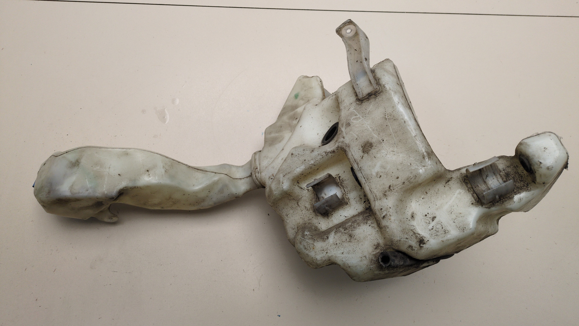 Бачок омывателя лобового стекла