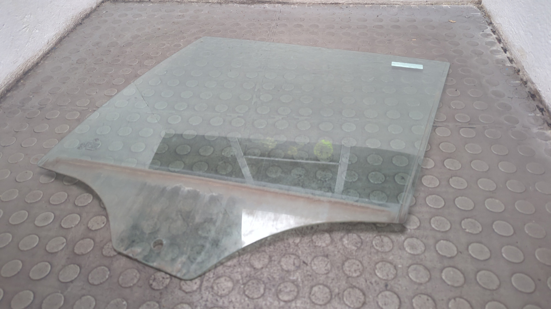 Стекло двери задней левой