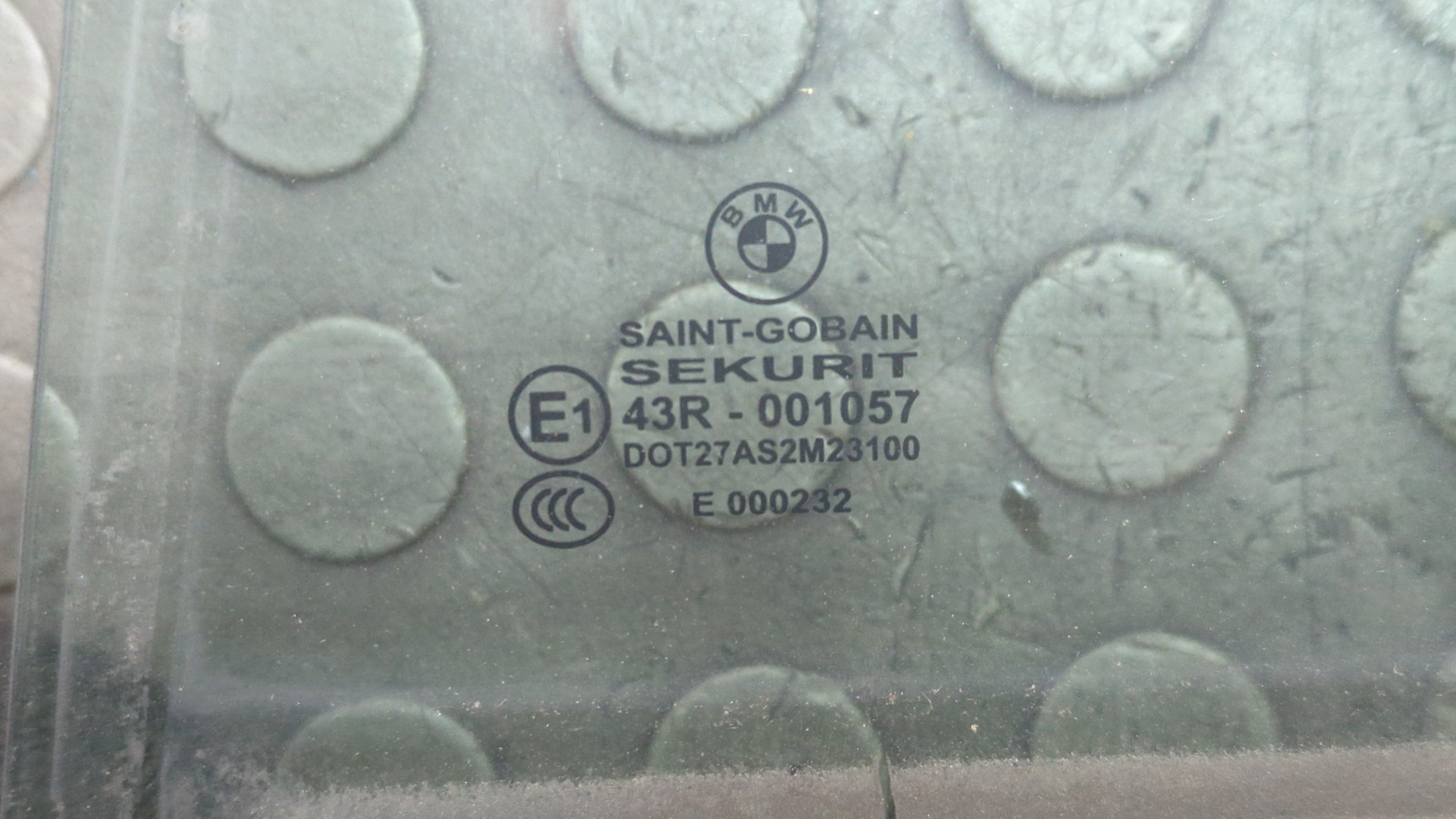 Стекло двери задней левой