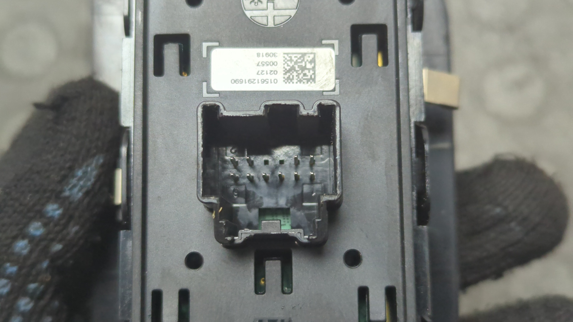 Кнопка стеклоподъемника