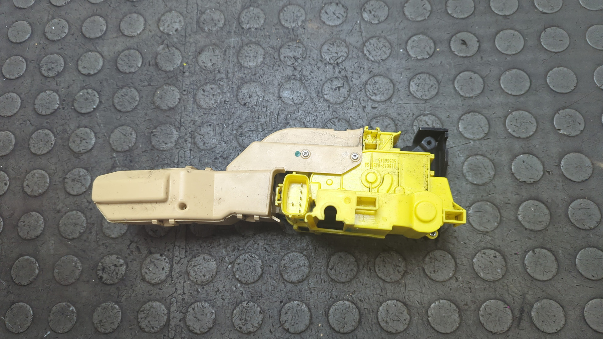 Замок двери передней левой