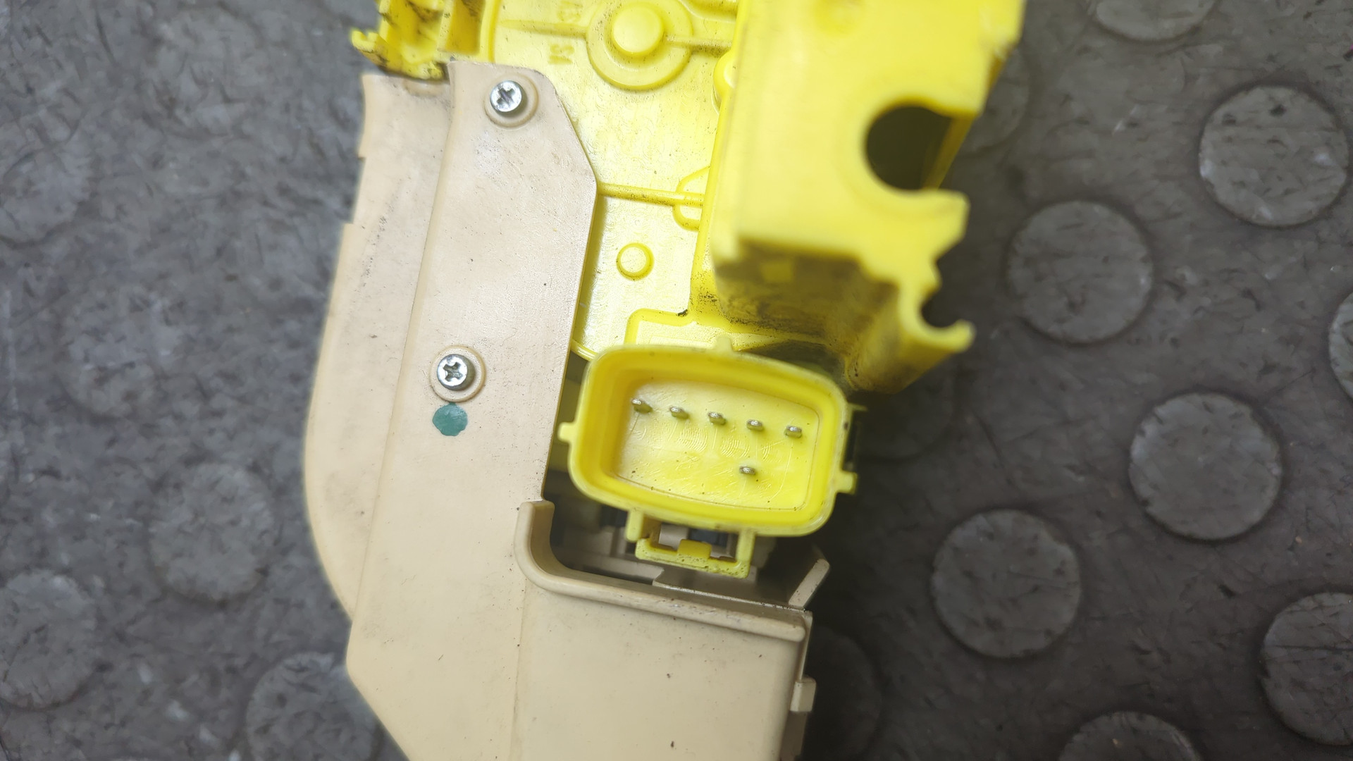 Замок двери передней левой