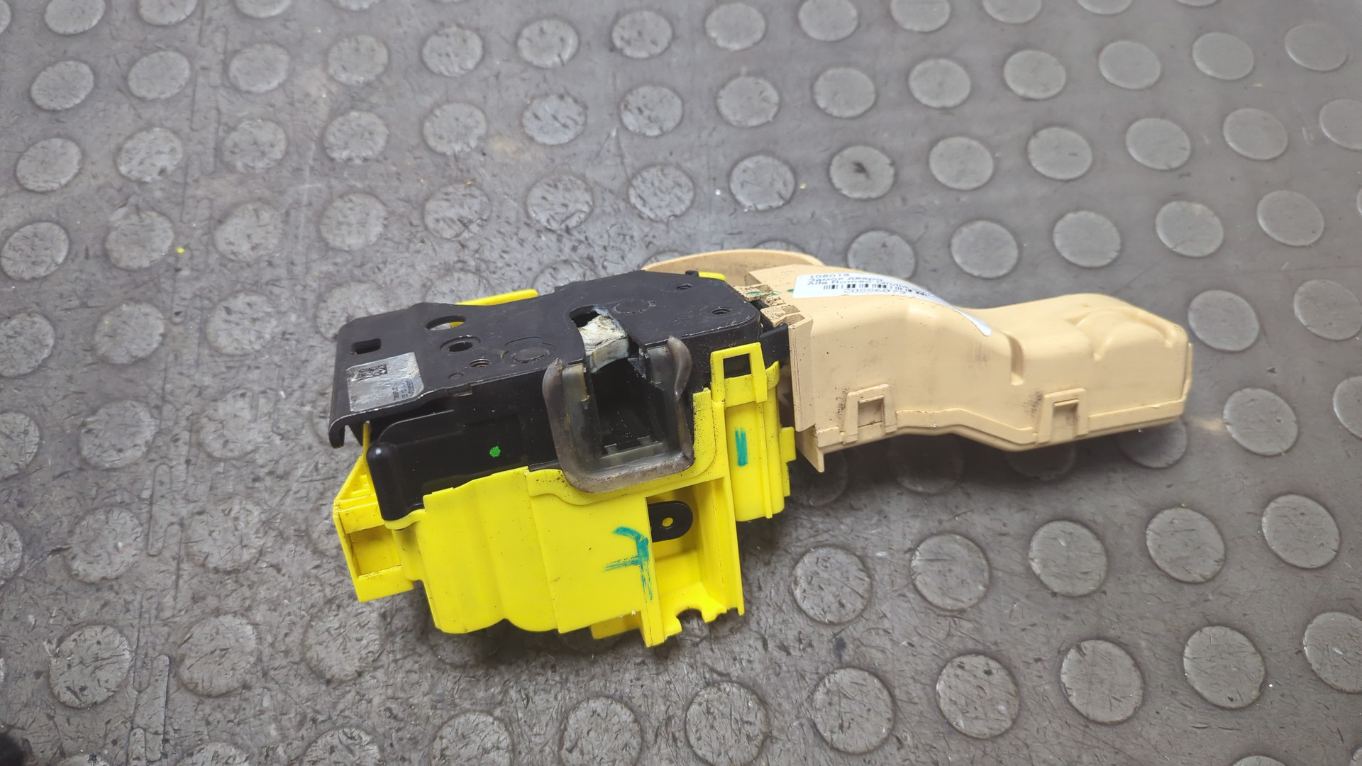 Замок двери передней левой