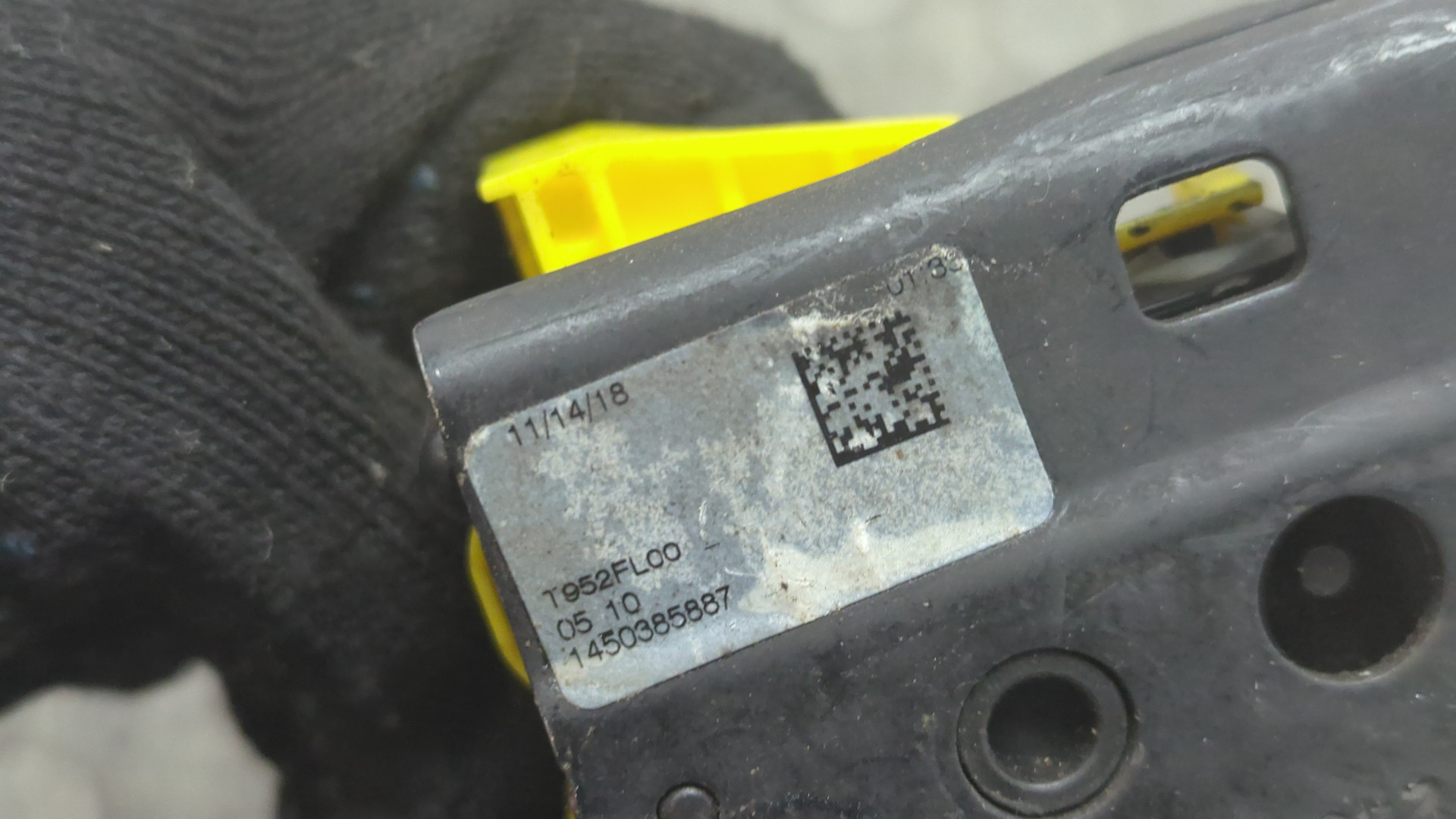 Замок двери передней левой