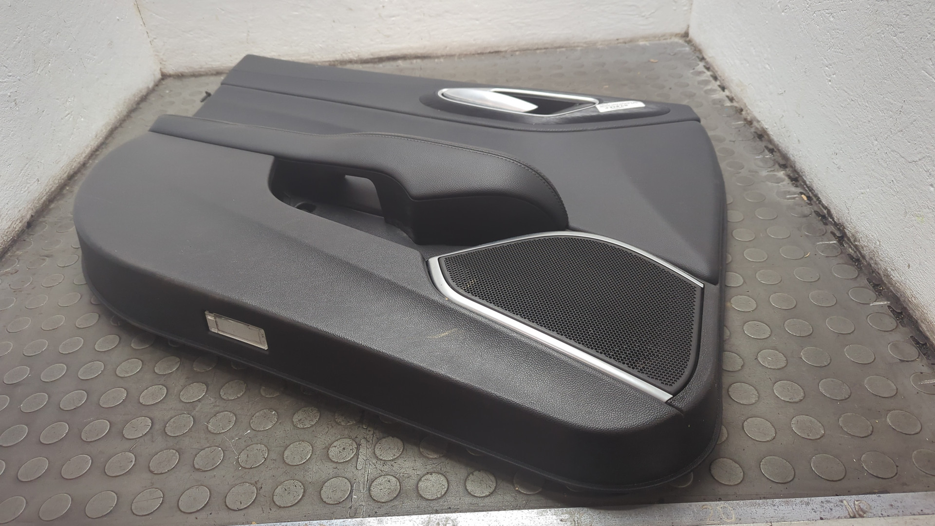 Обшивка двери передней левой