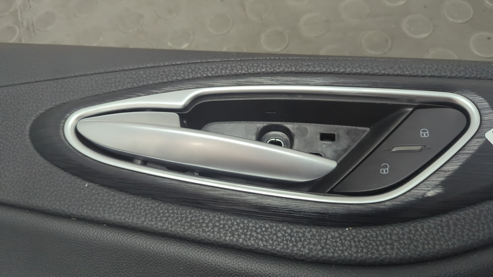 Обшивка двери передней левой