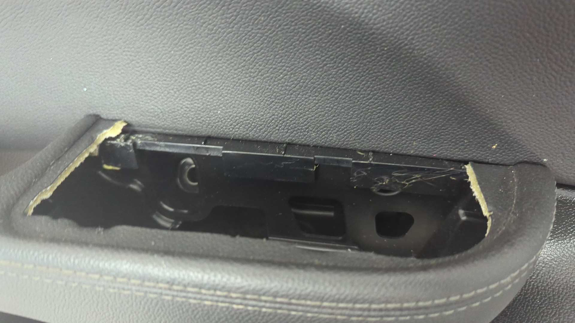 Обшивка двери передней левой