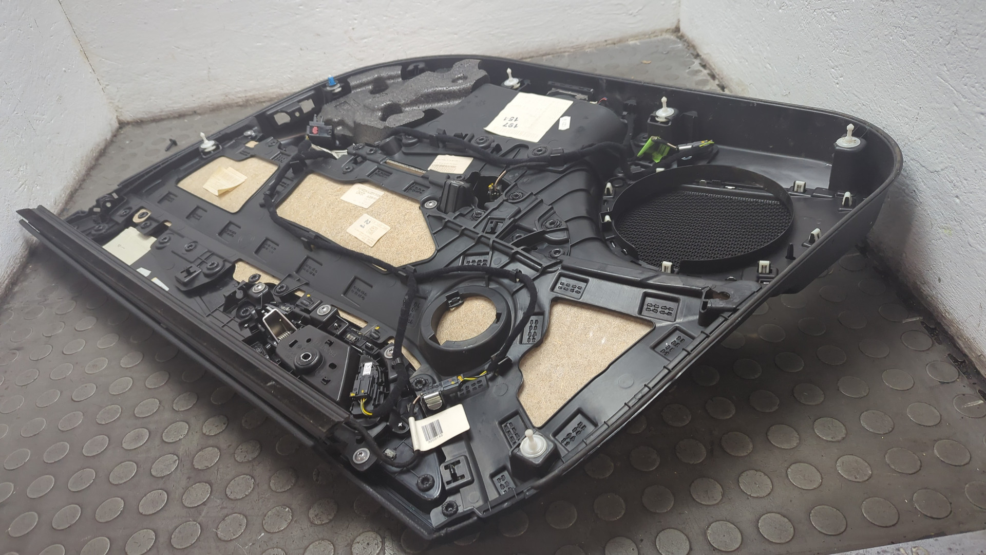 Обшивка двери передней левой