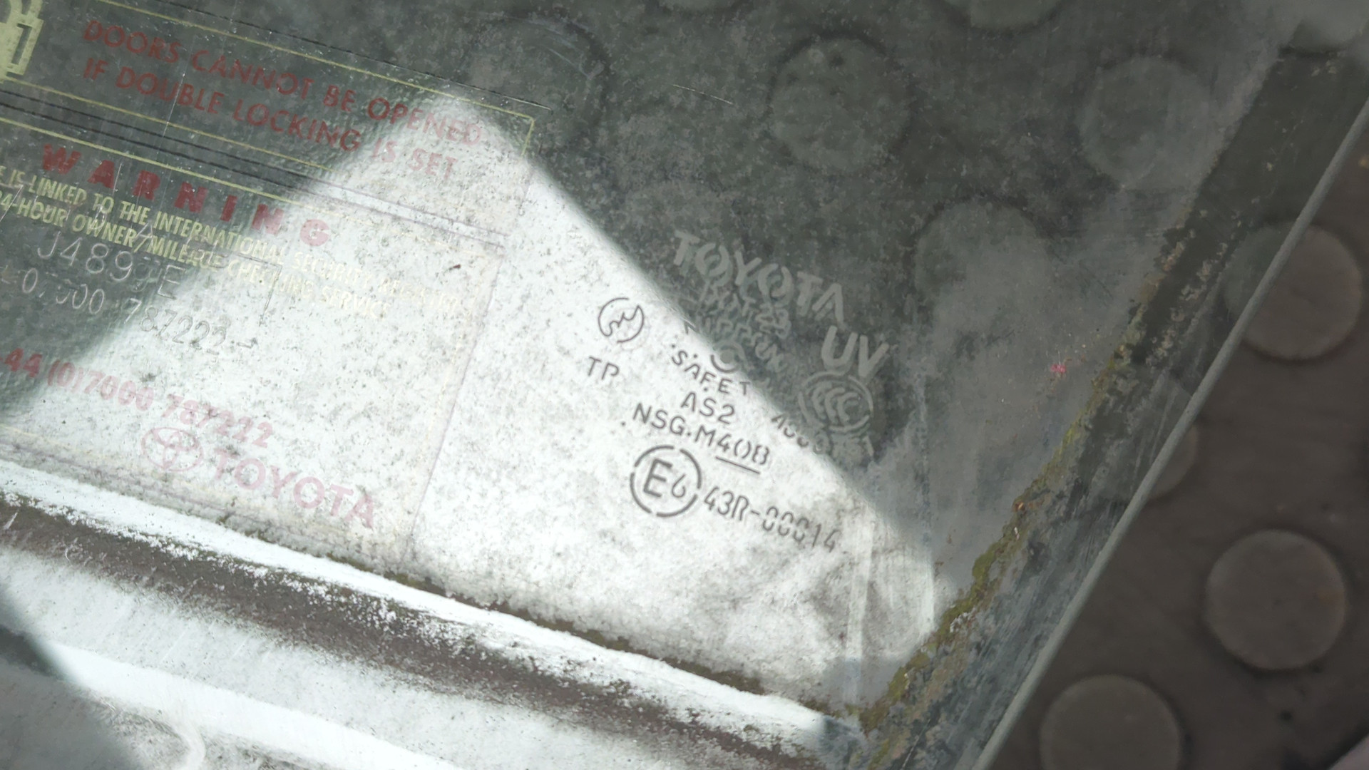 Стекло двери передней левой