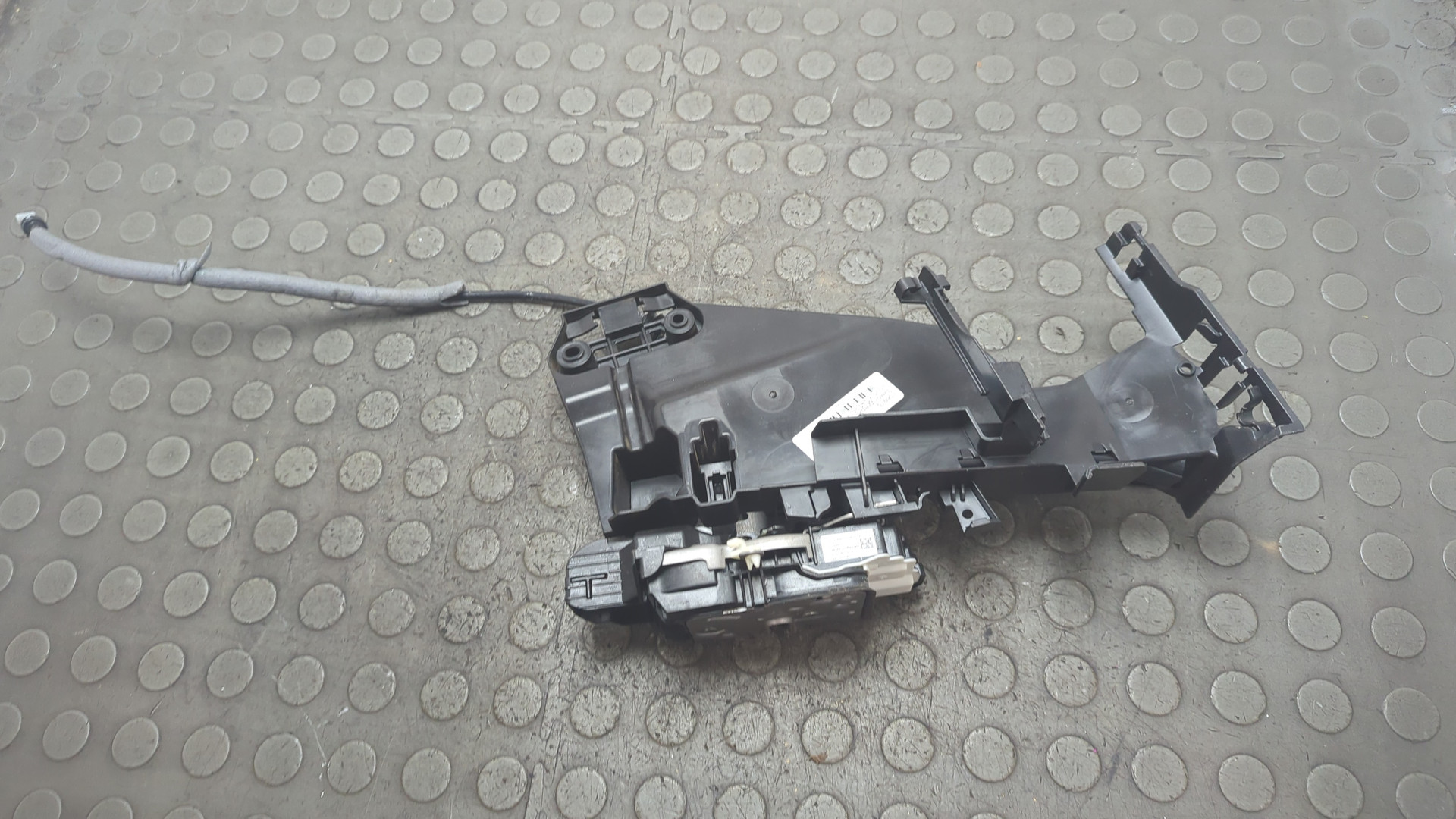 Замок двери передней левой