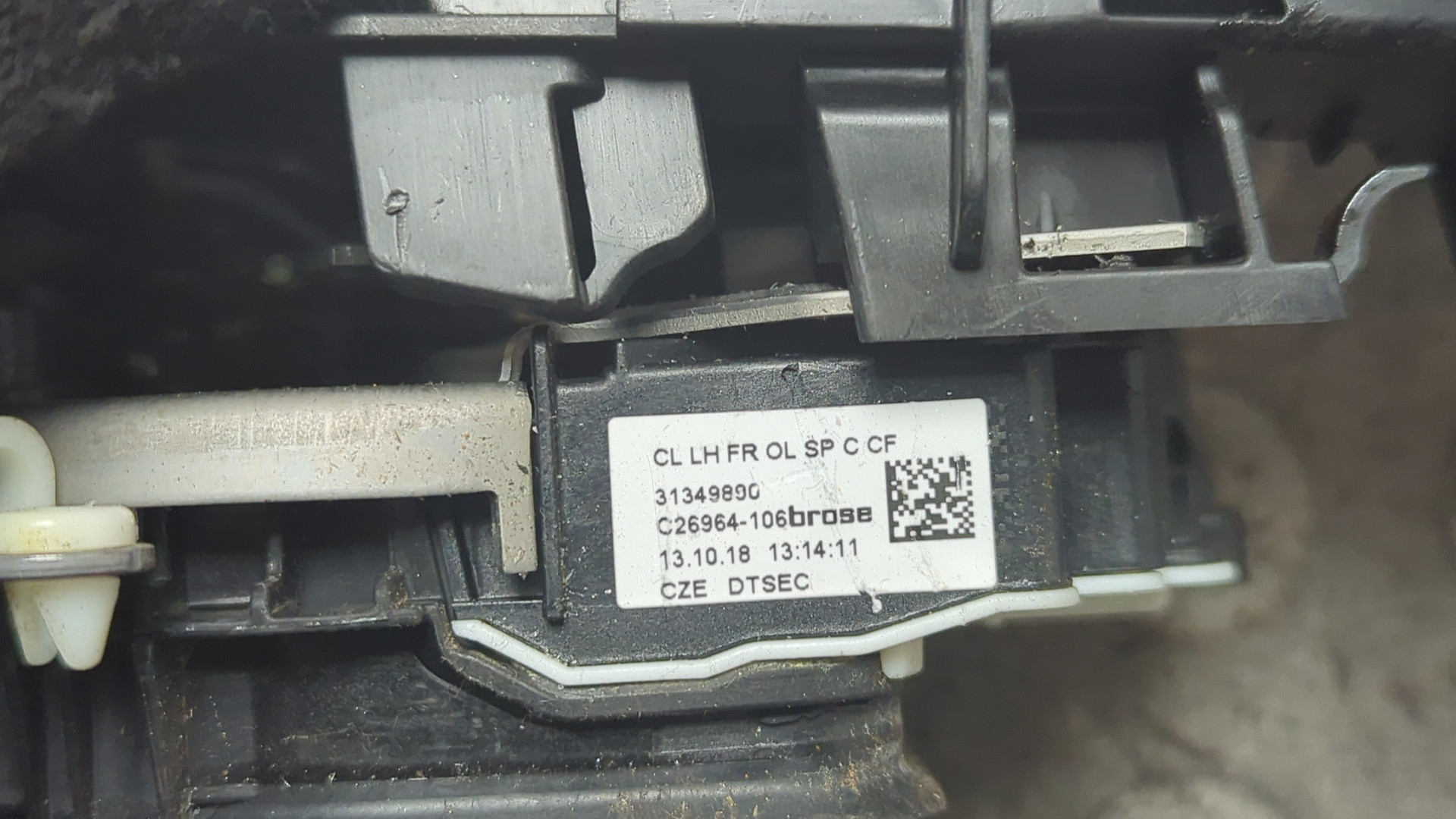 Замок двери передней левой