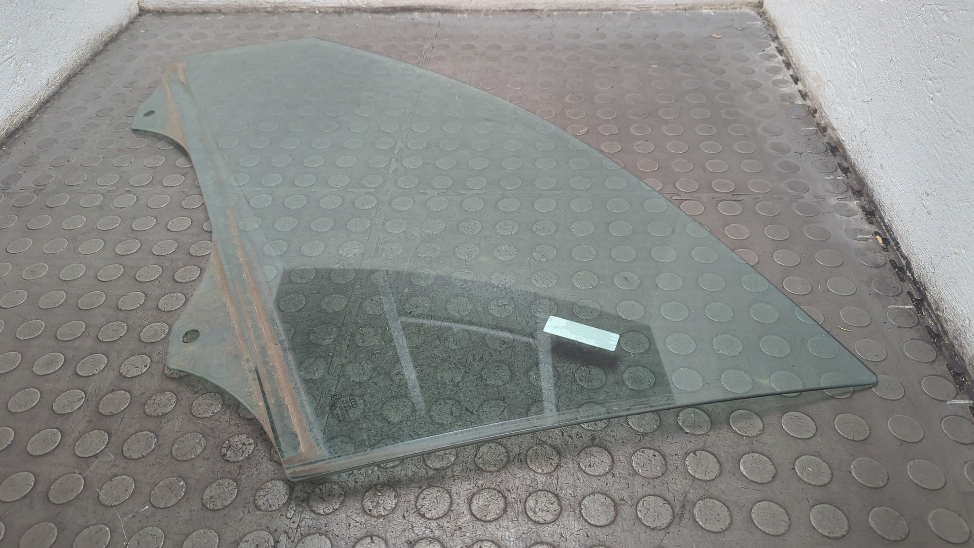 Стекло двери передней левой