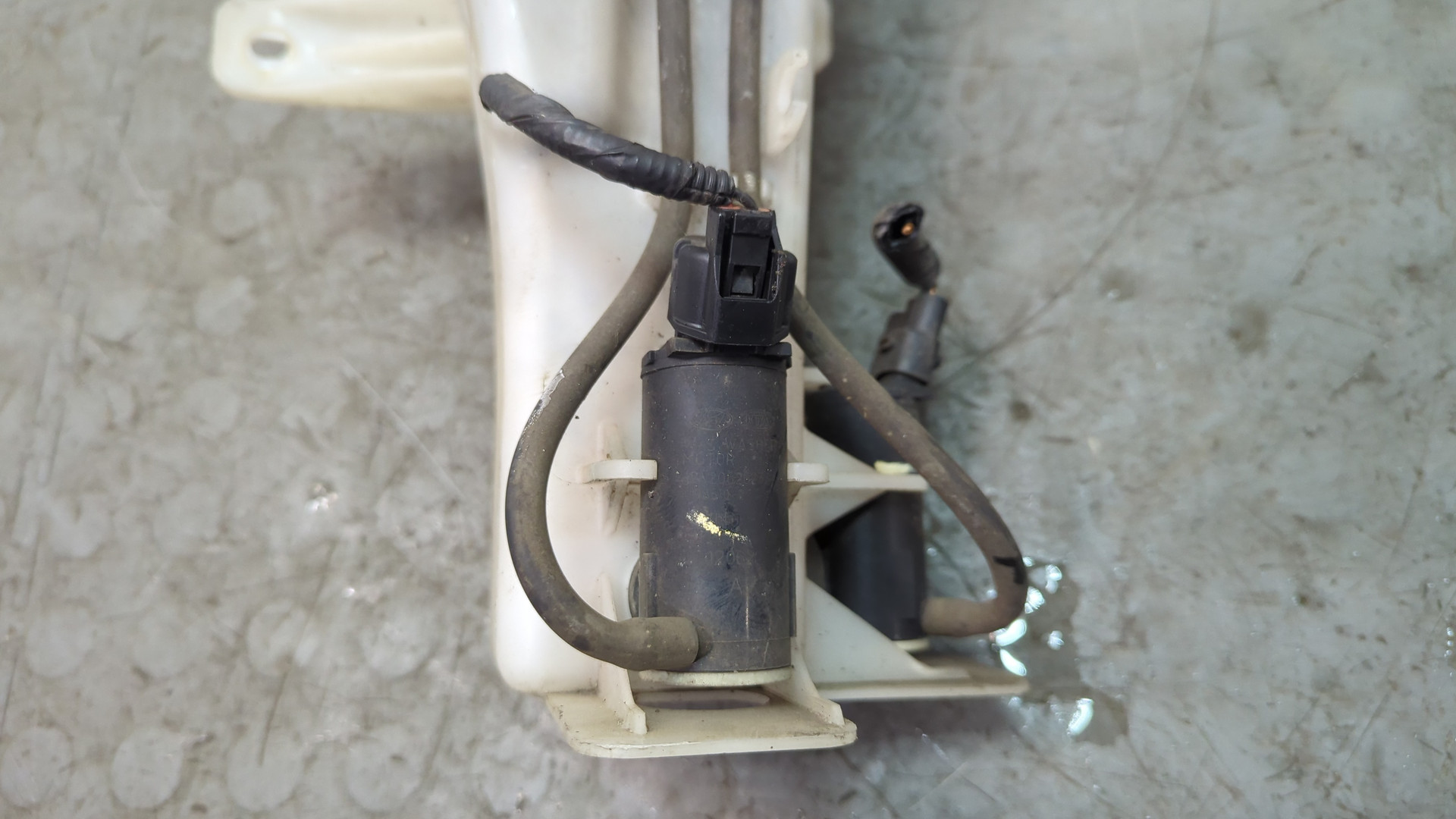 Бачок омывателя лобового стекла