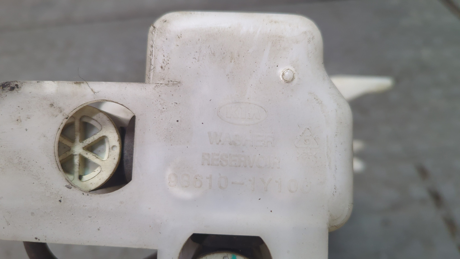 Бачок омывателя лобового стекла