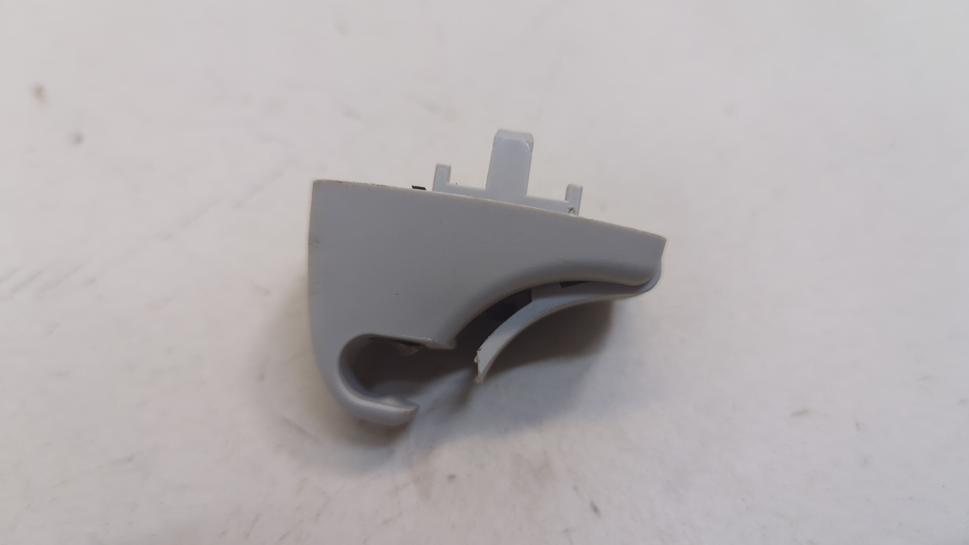 Кронштейн солнцезащитного козырька