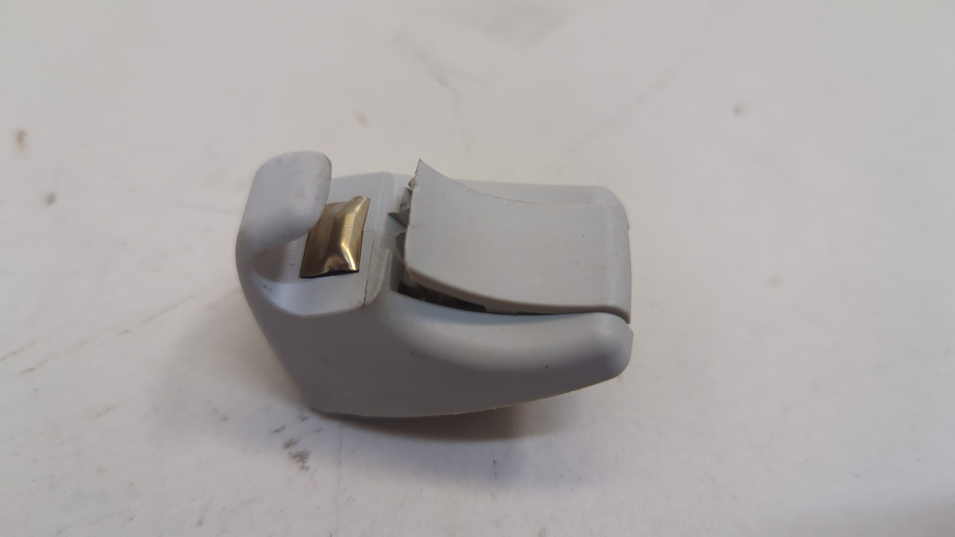 Кронштейн солнцезащитного козырька