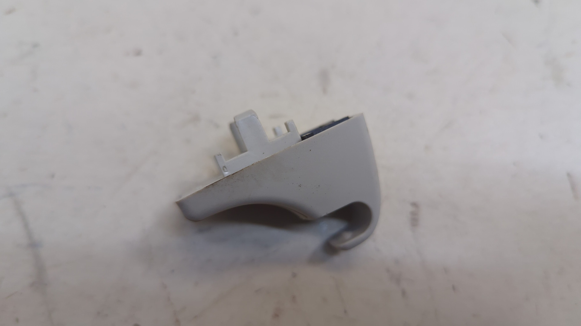 Кронштейн солнцезащитного козырька