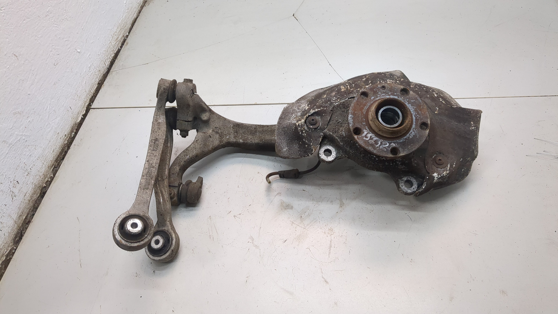 Кулак поворотный передний правый