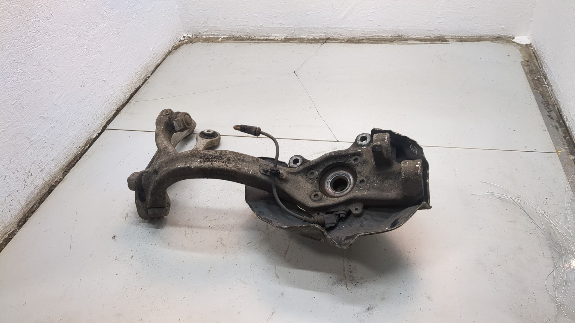 Кулак поворотный передний правый