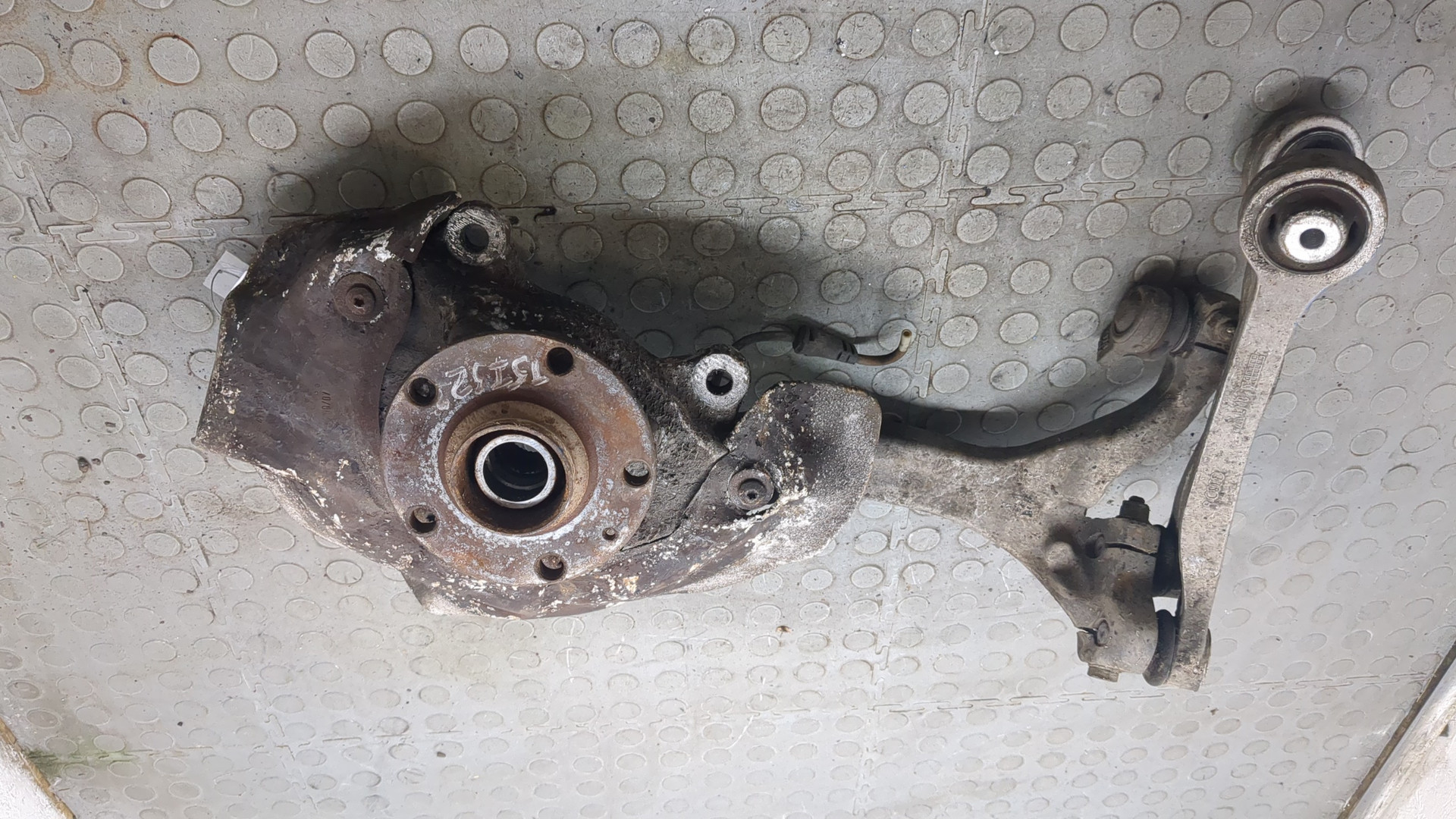 Кулак поворотный передний правый