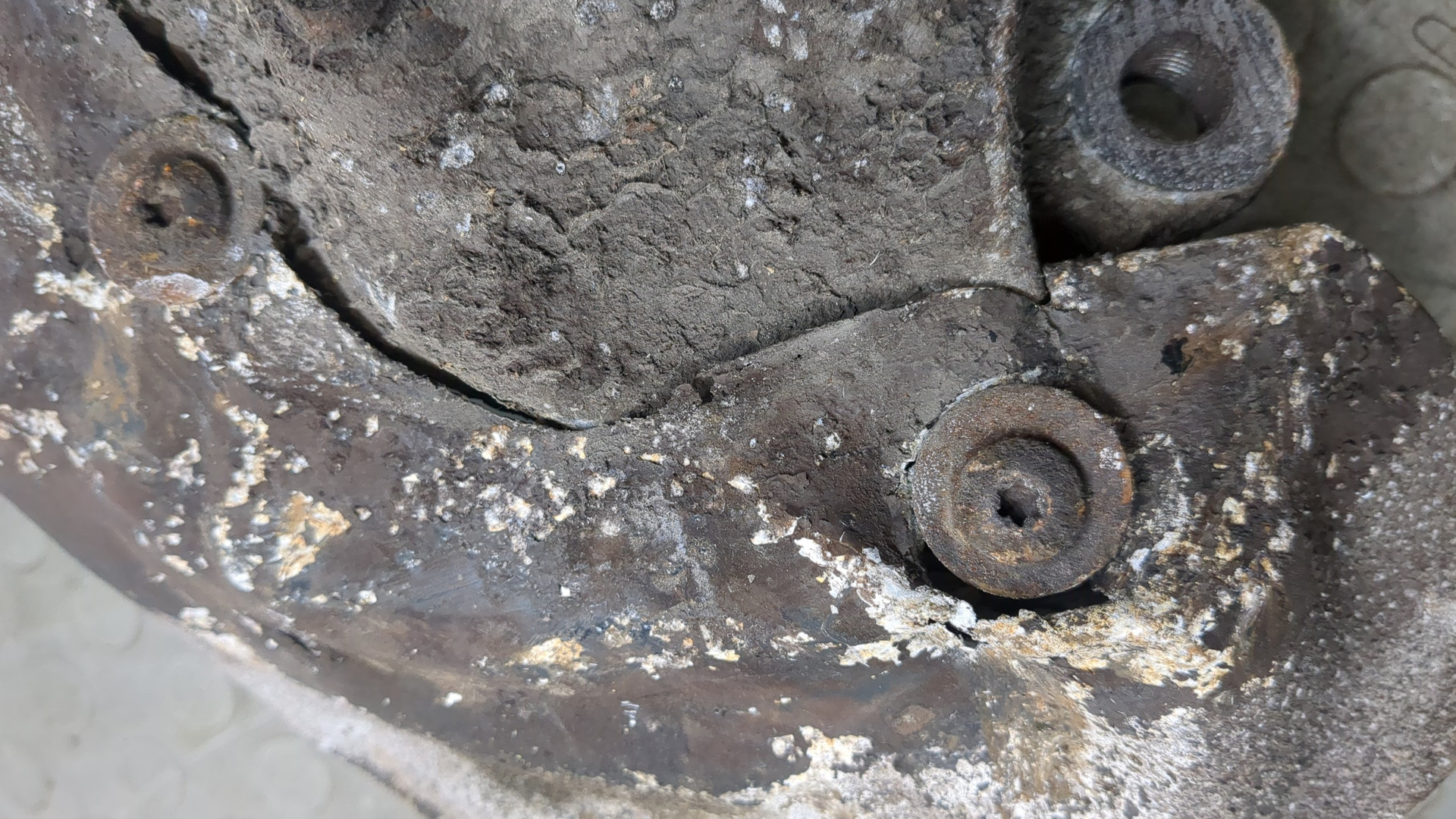 Кулак поворотный передний правый