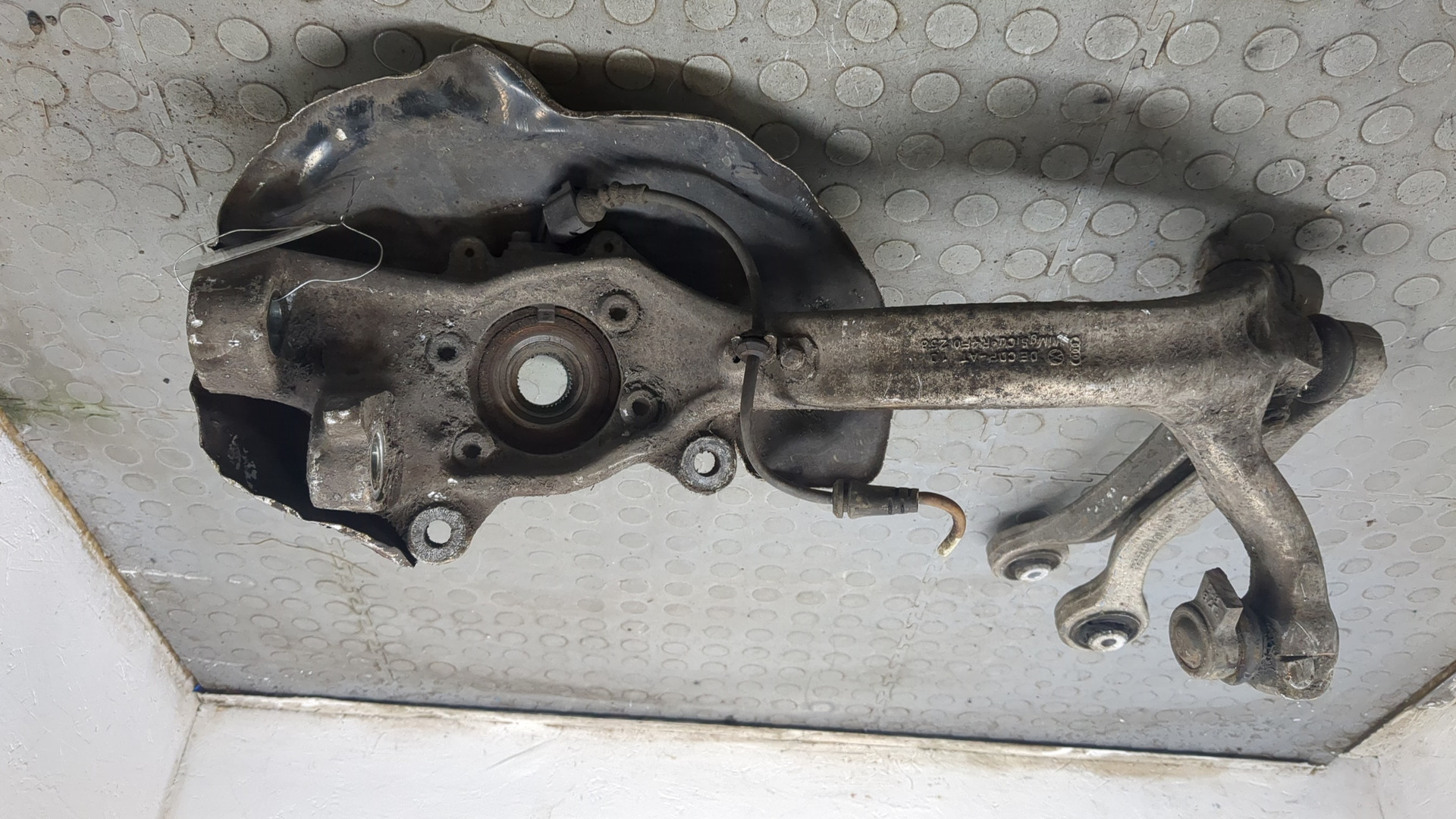 Кулак поворотный передний правый