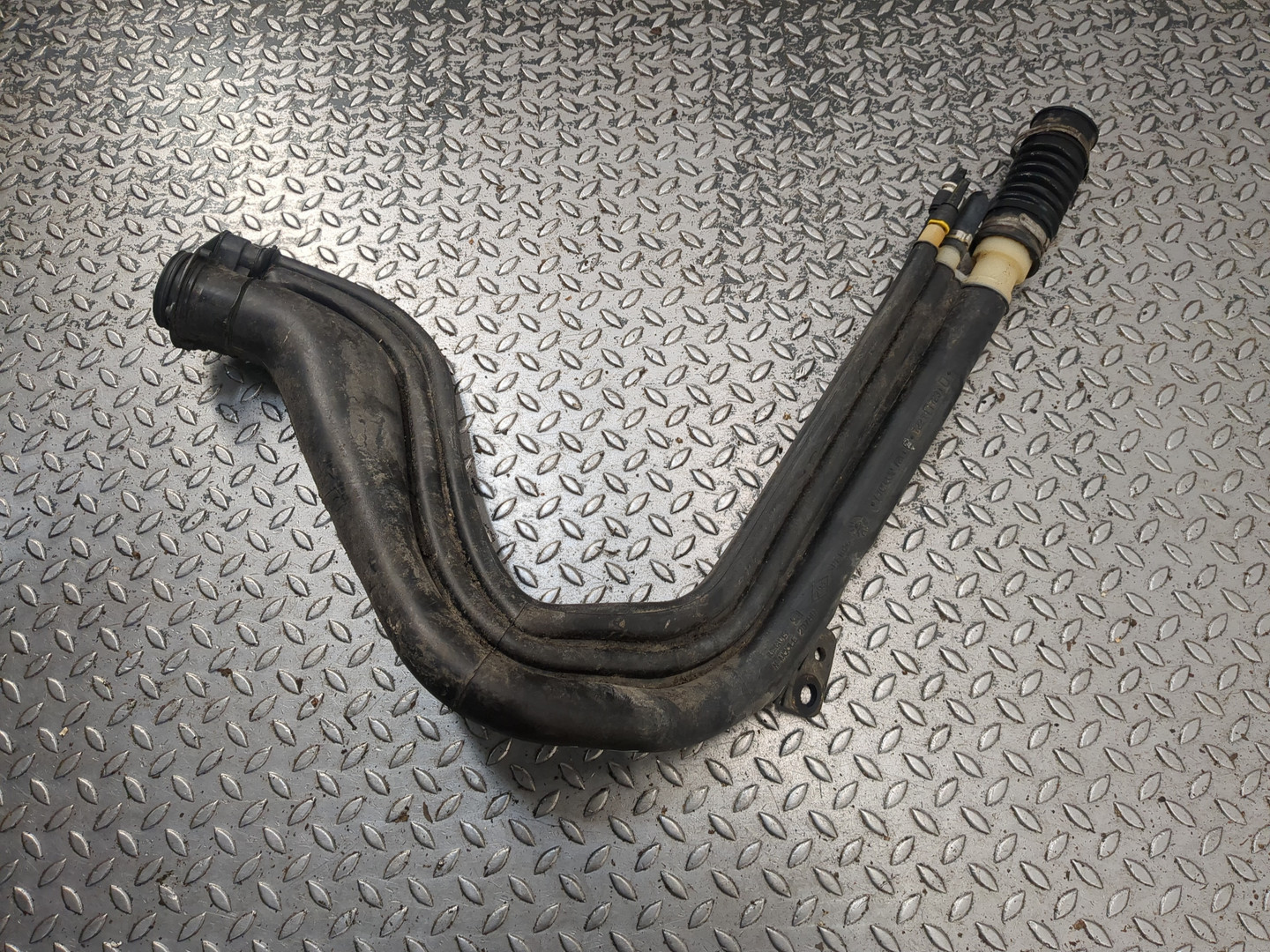 Горловина топливного бака