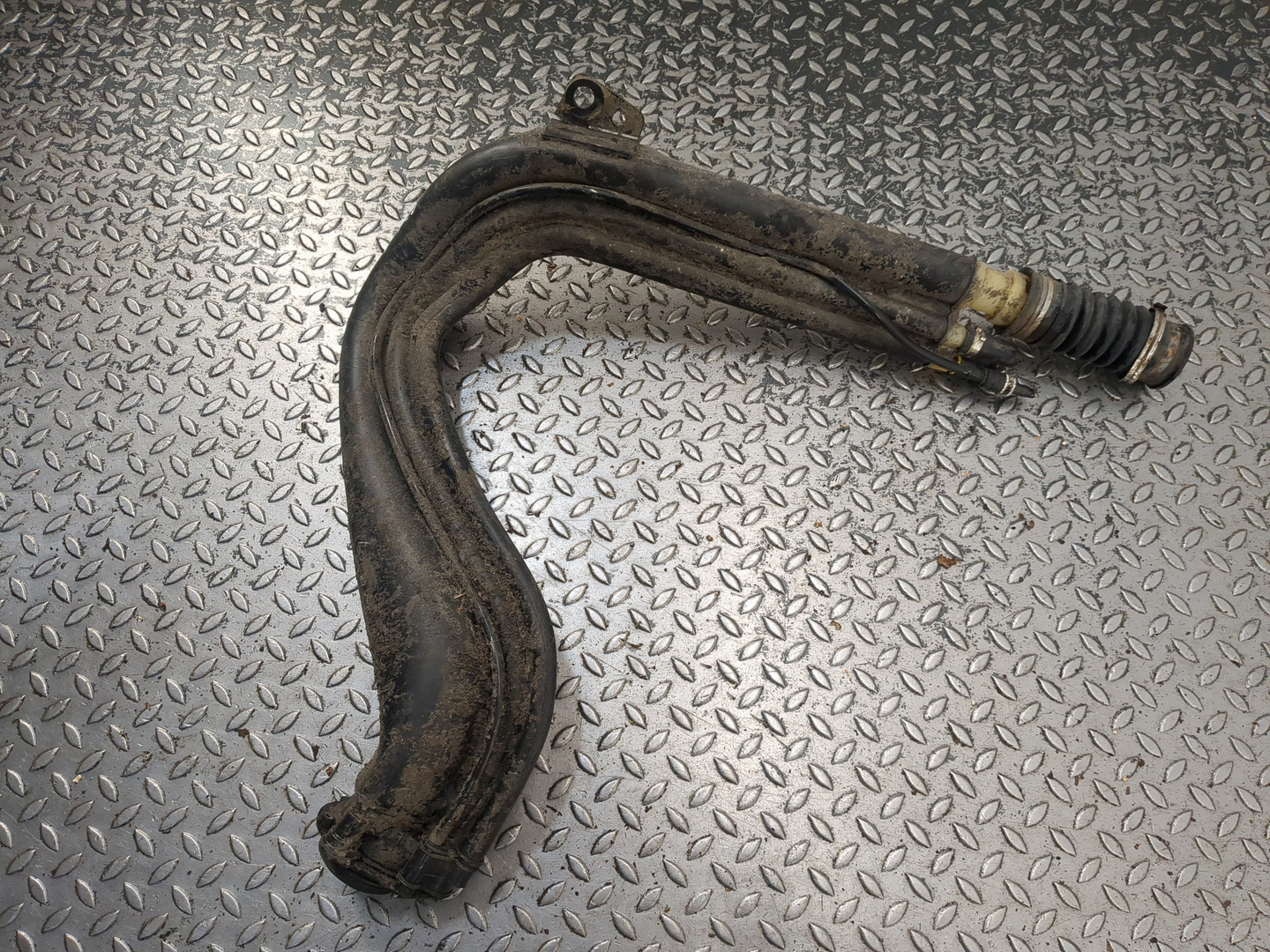 Горловина топливного бака