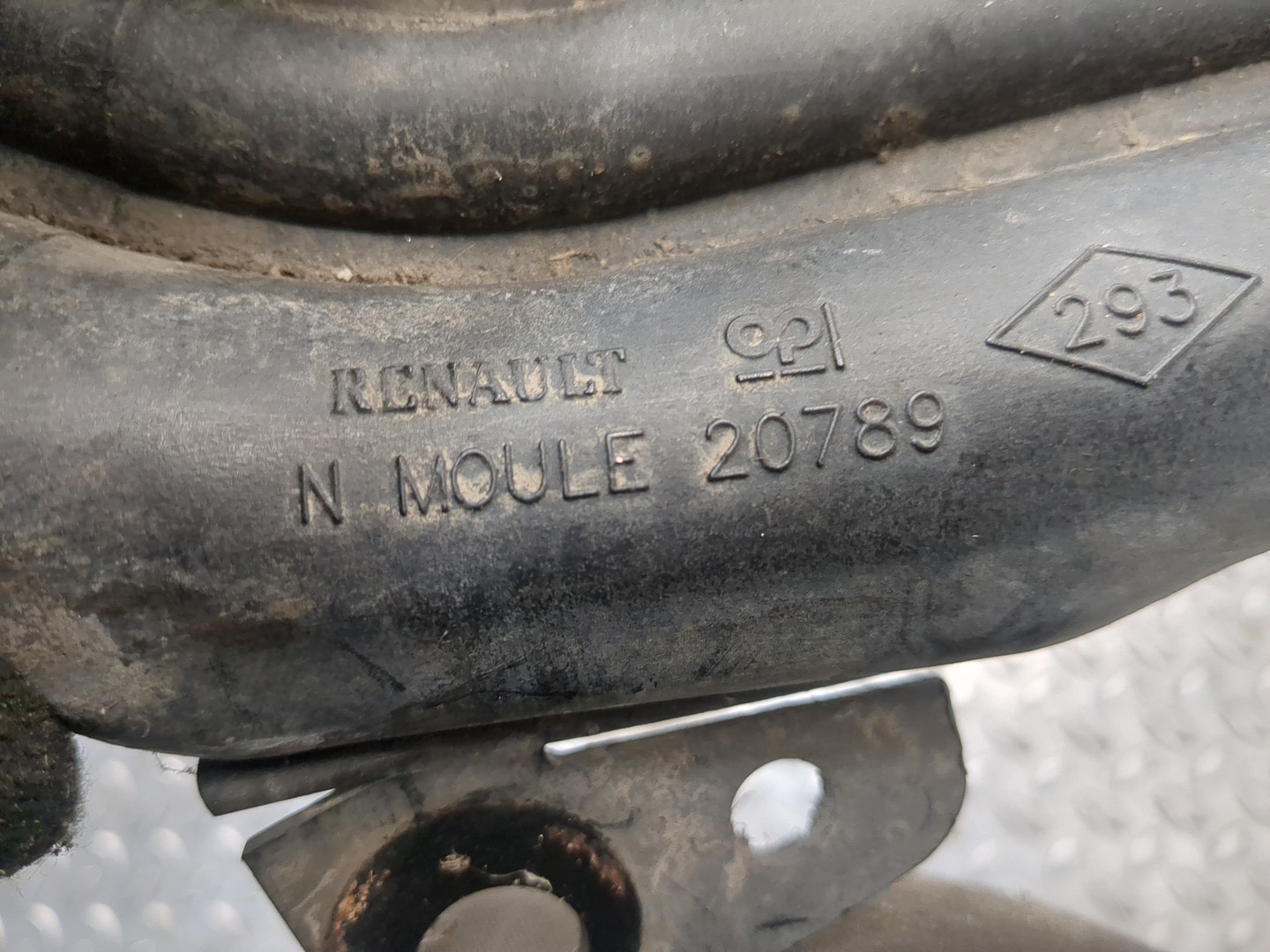 Горловина топливного бака