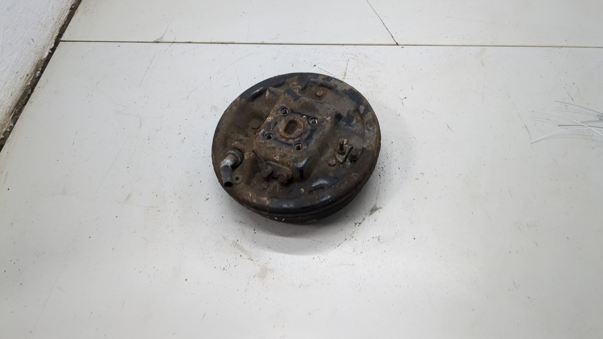 Кулак поворотный задний левый