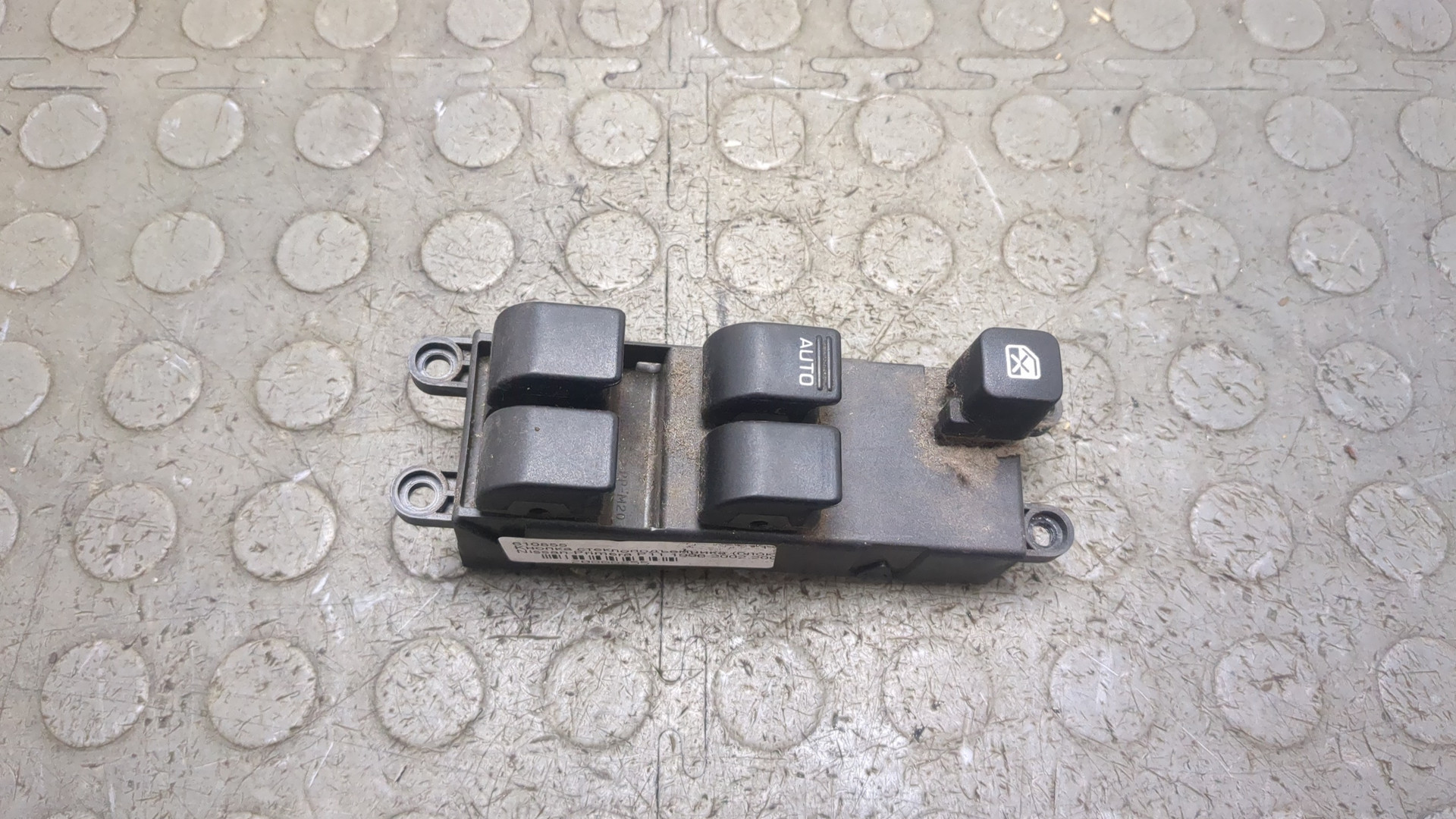 Кнопка стеклоподъемника