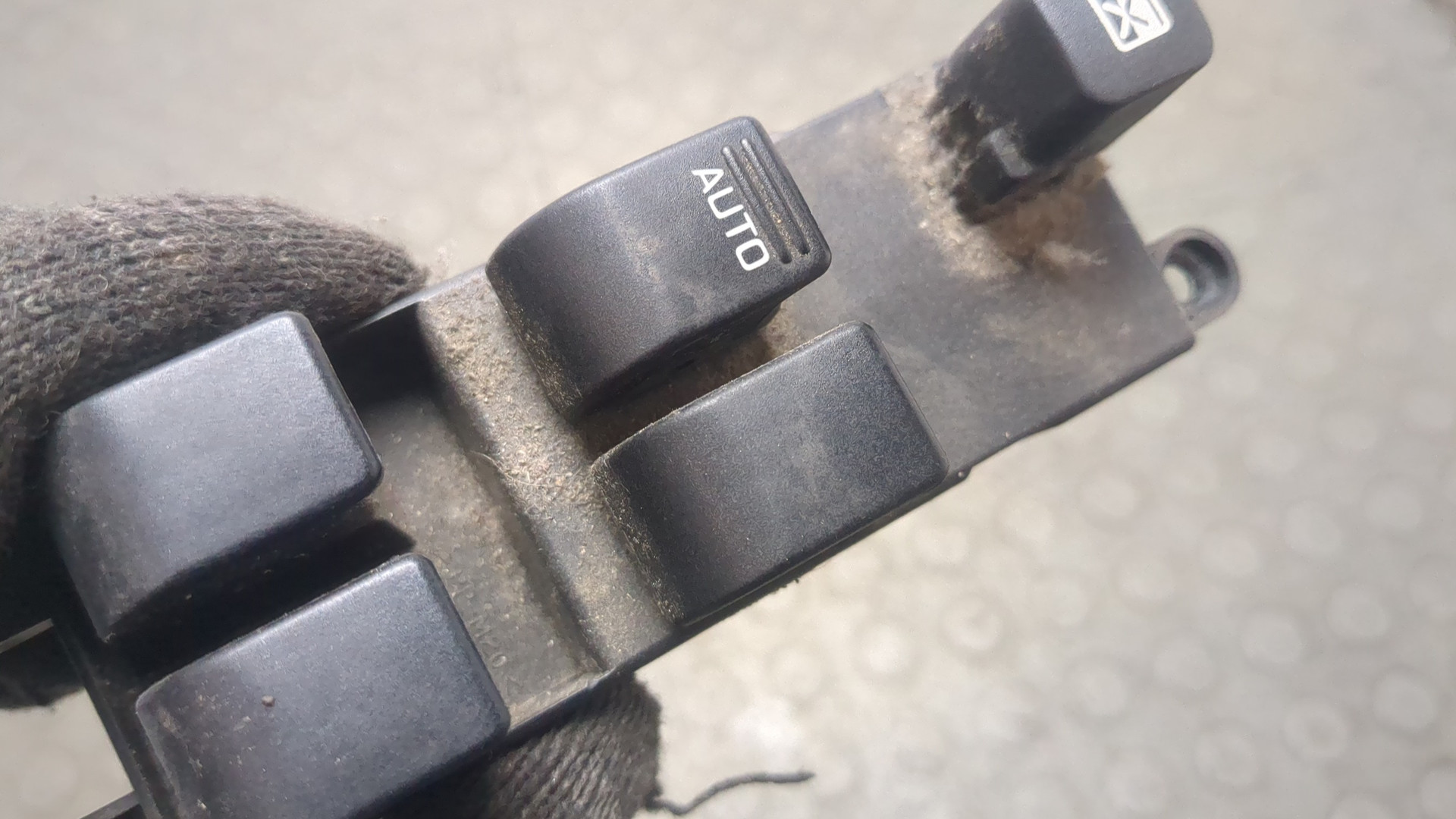 Кнопка стеклоподъемника