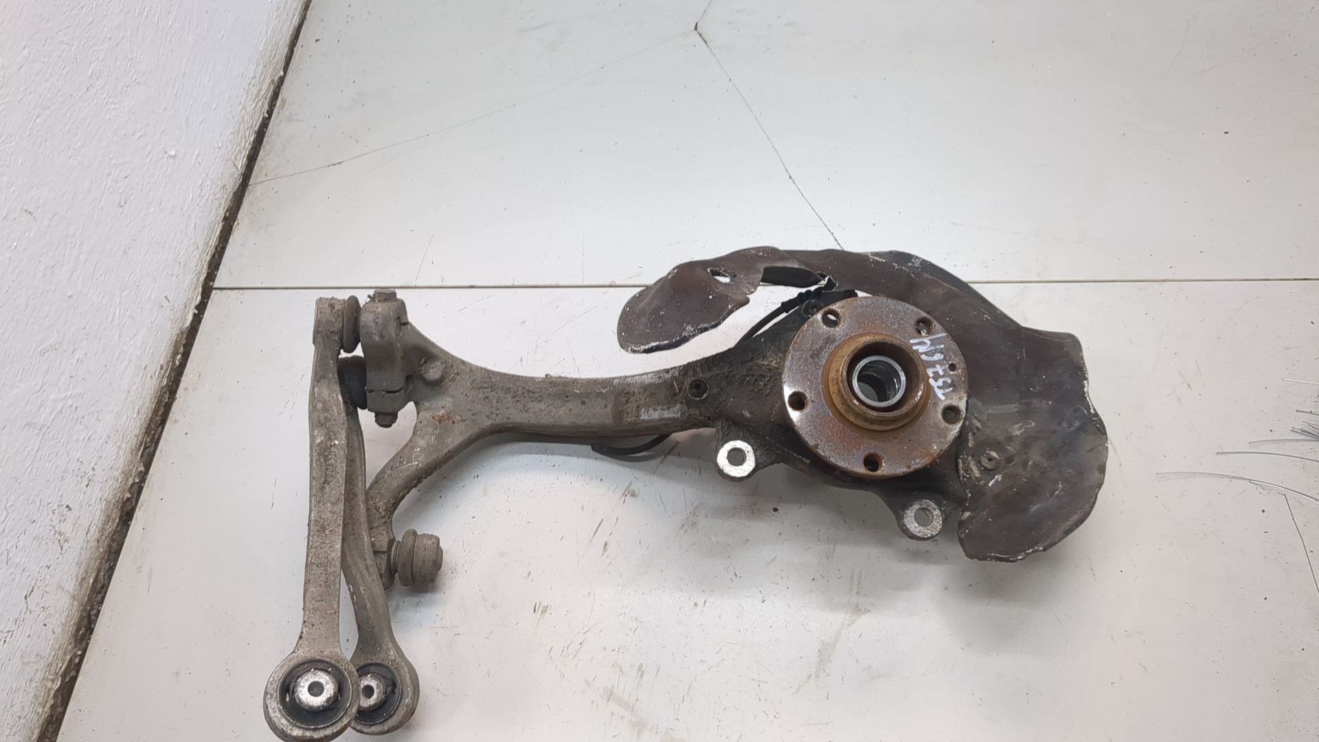 Кулак поворотный передний правый