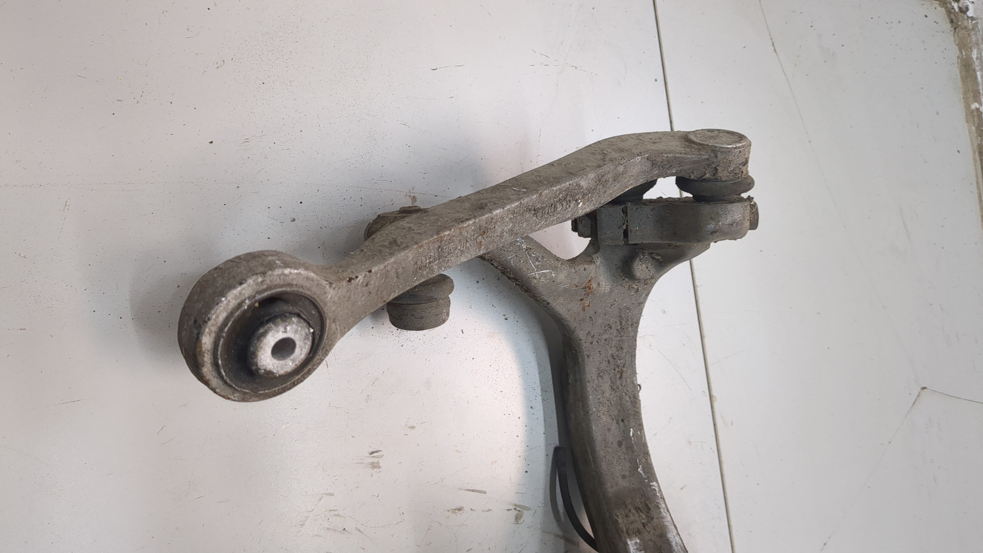 Кулак поворотный передний правый