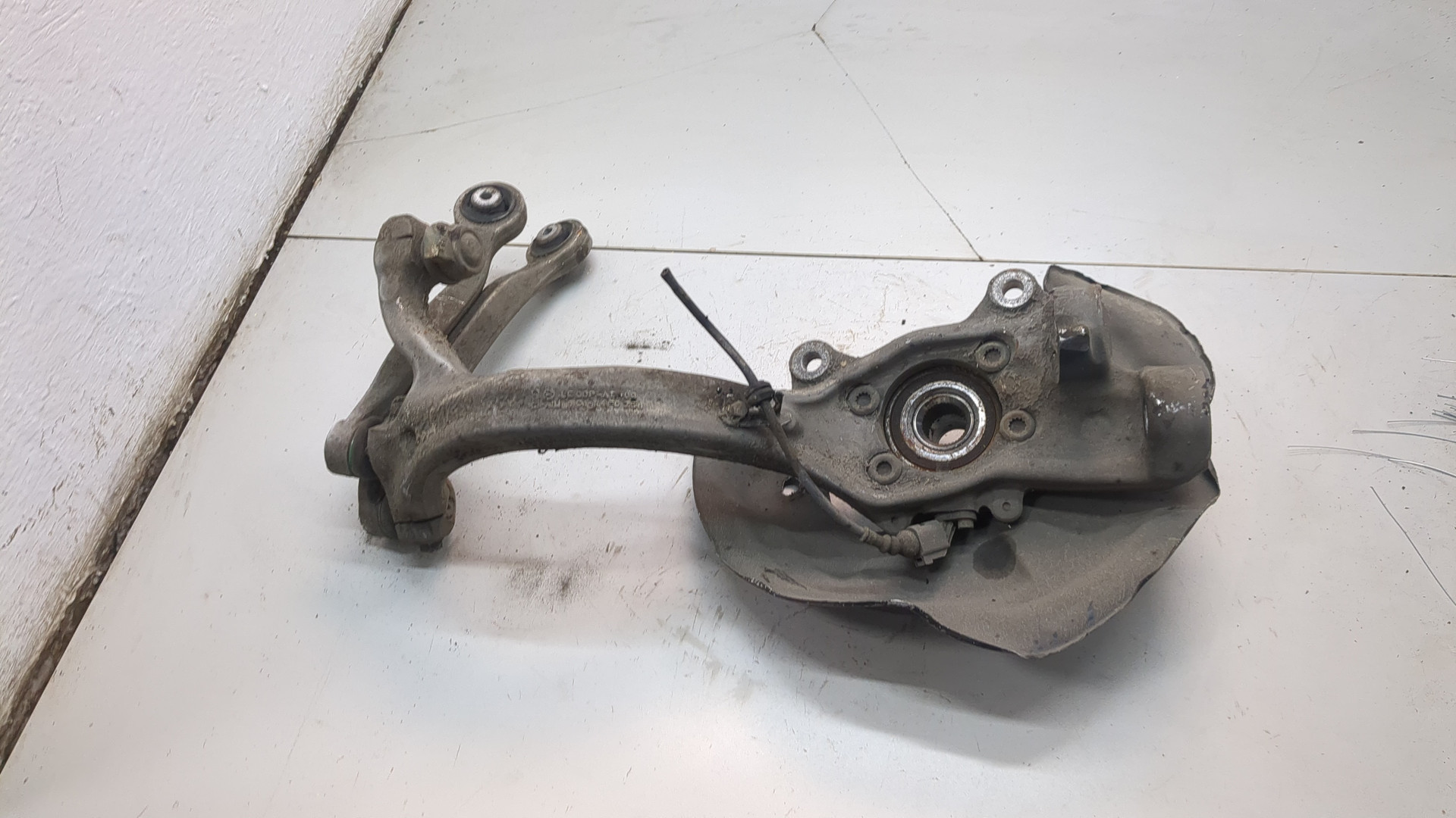 Кулак поворотный передний правый