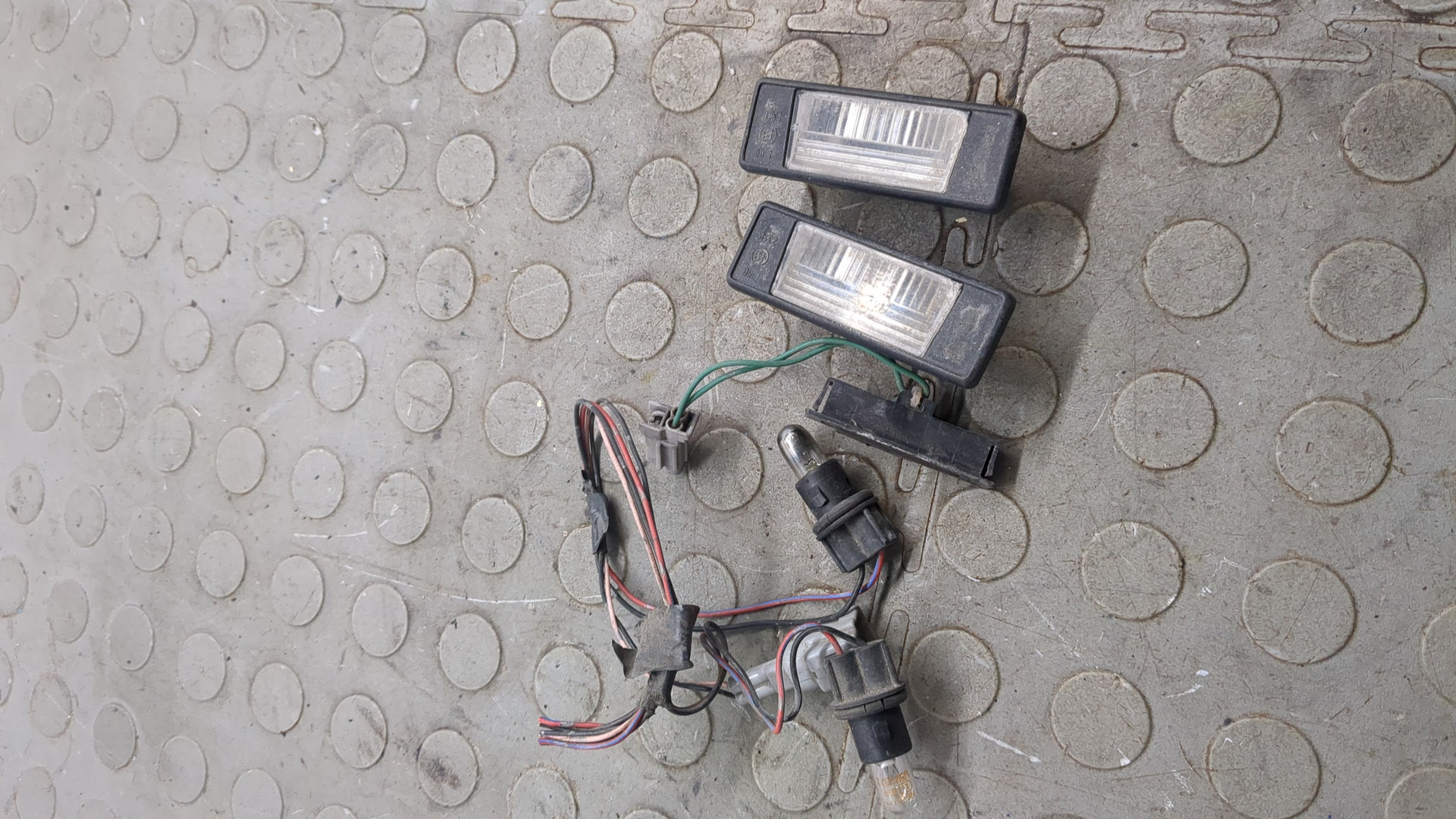 Фонарь подсветки номера