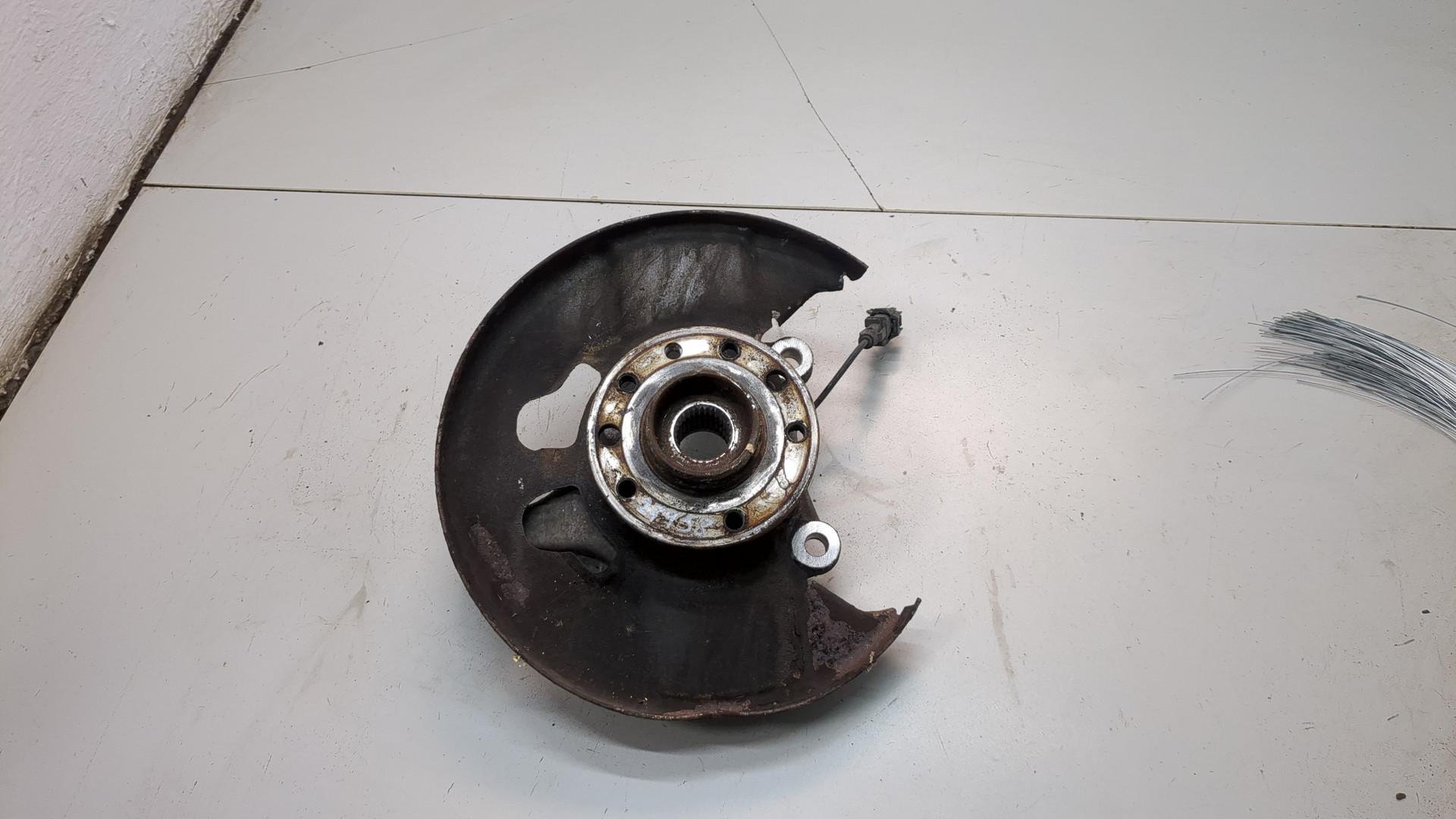 Кулак поворотный передний правый