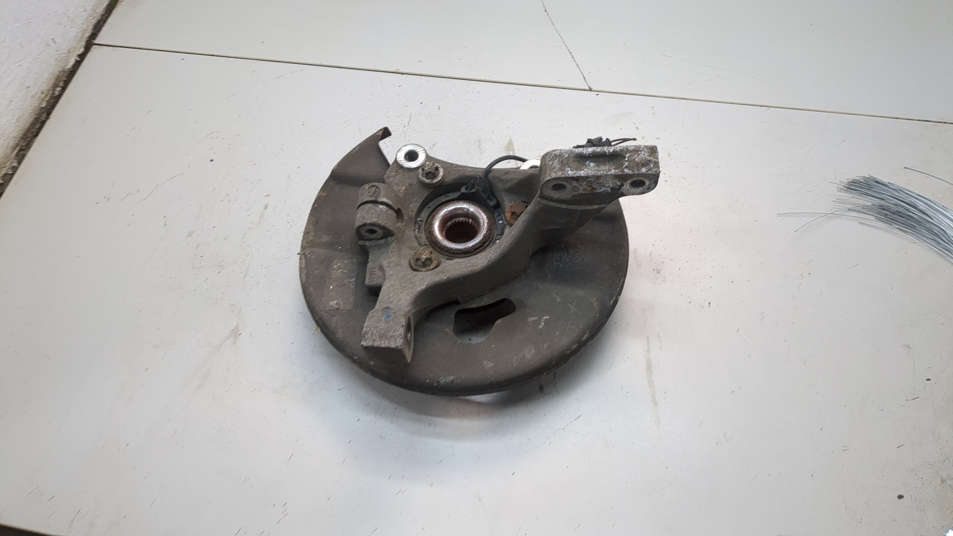 Кулак поворотный передний правый