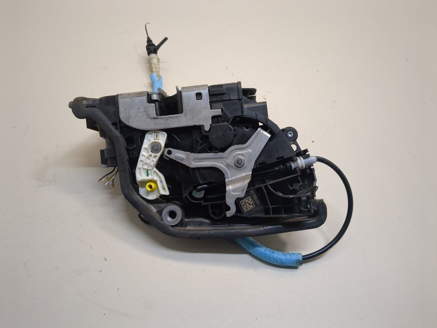 Замок двери передней правой