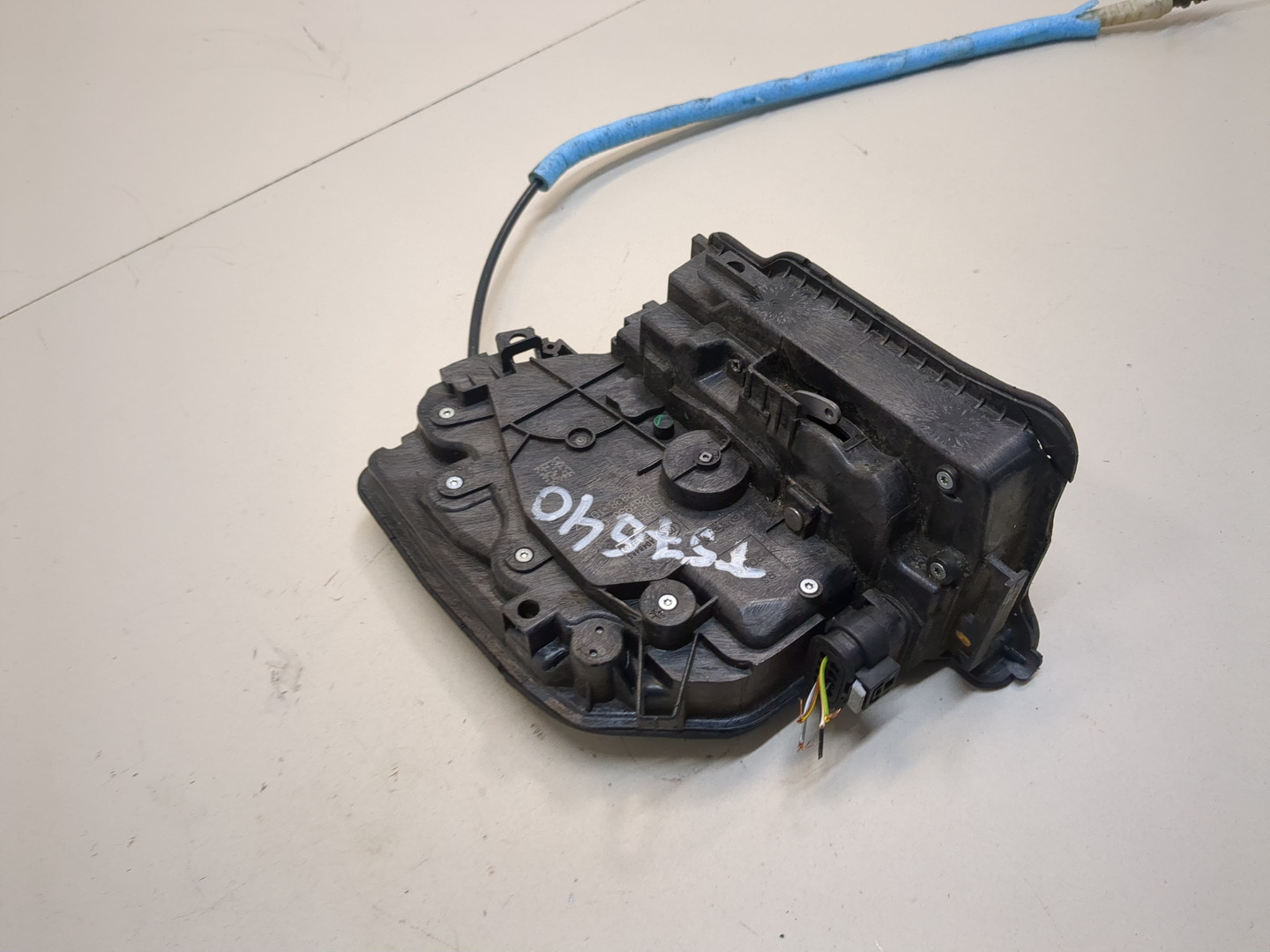 Замок двери передней правой