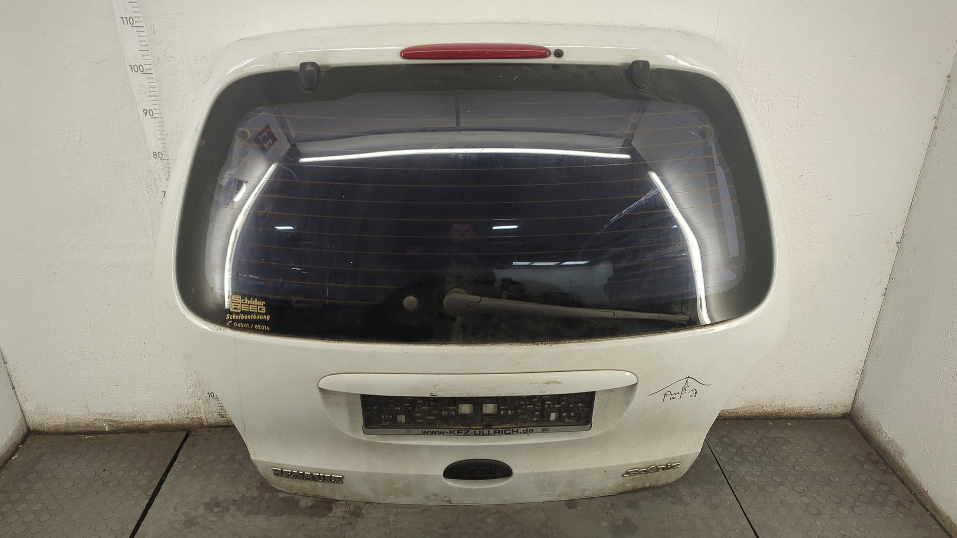 Дверь багажника