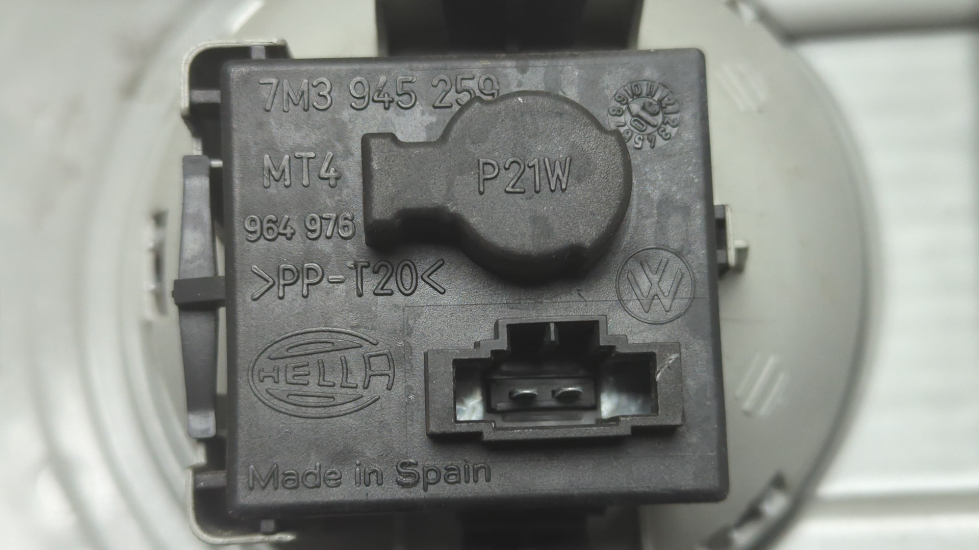 Фонарь задний внутренний левый