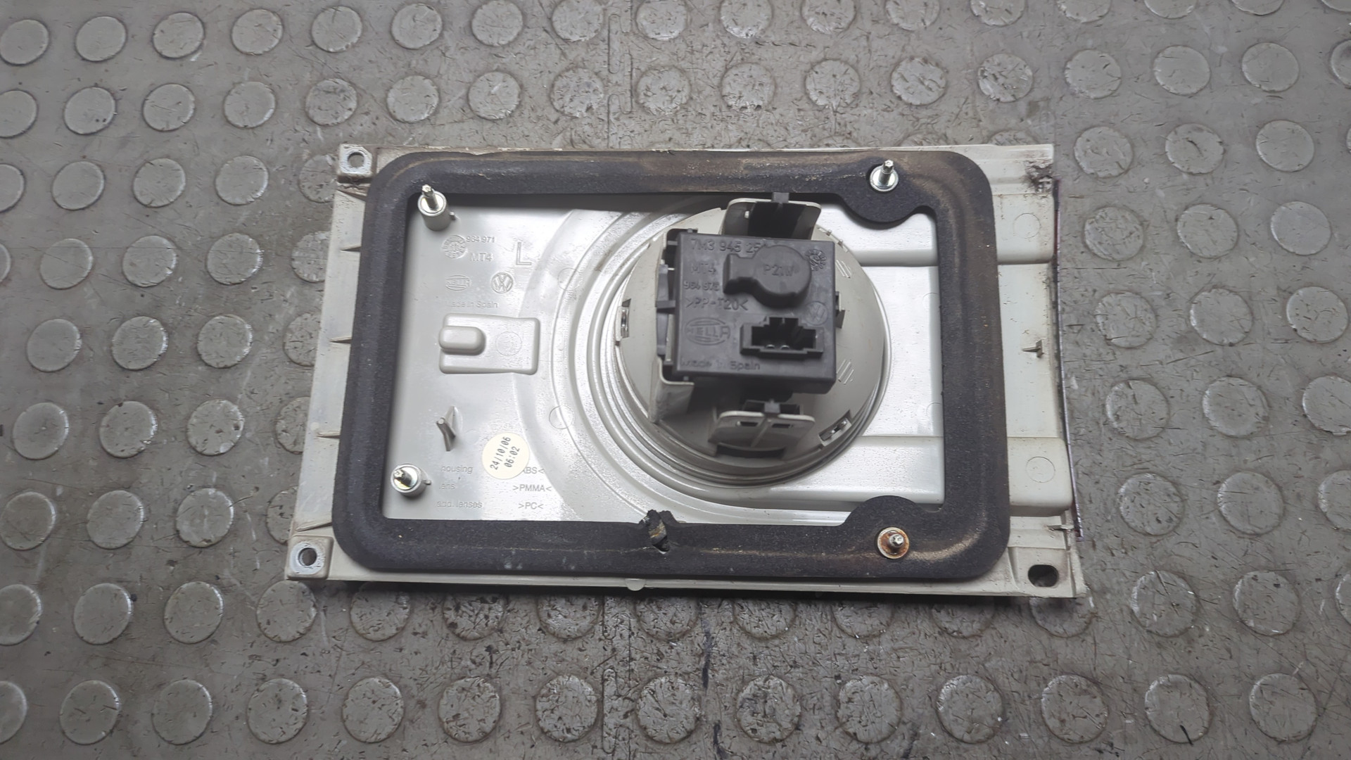 Фонарь задний внутренний левый