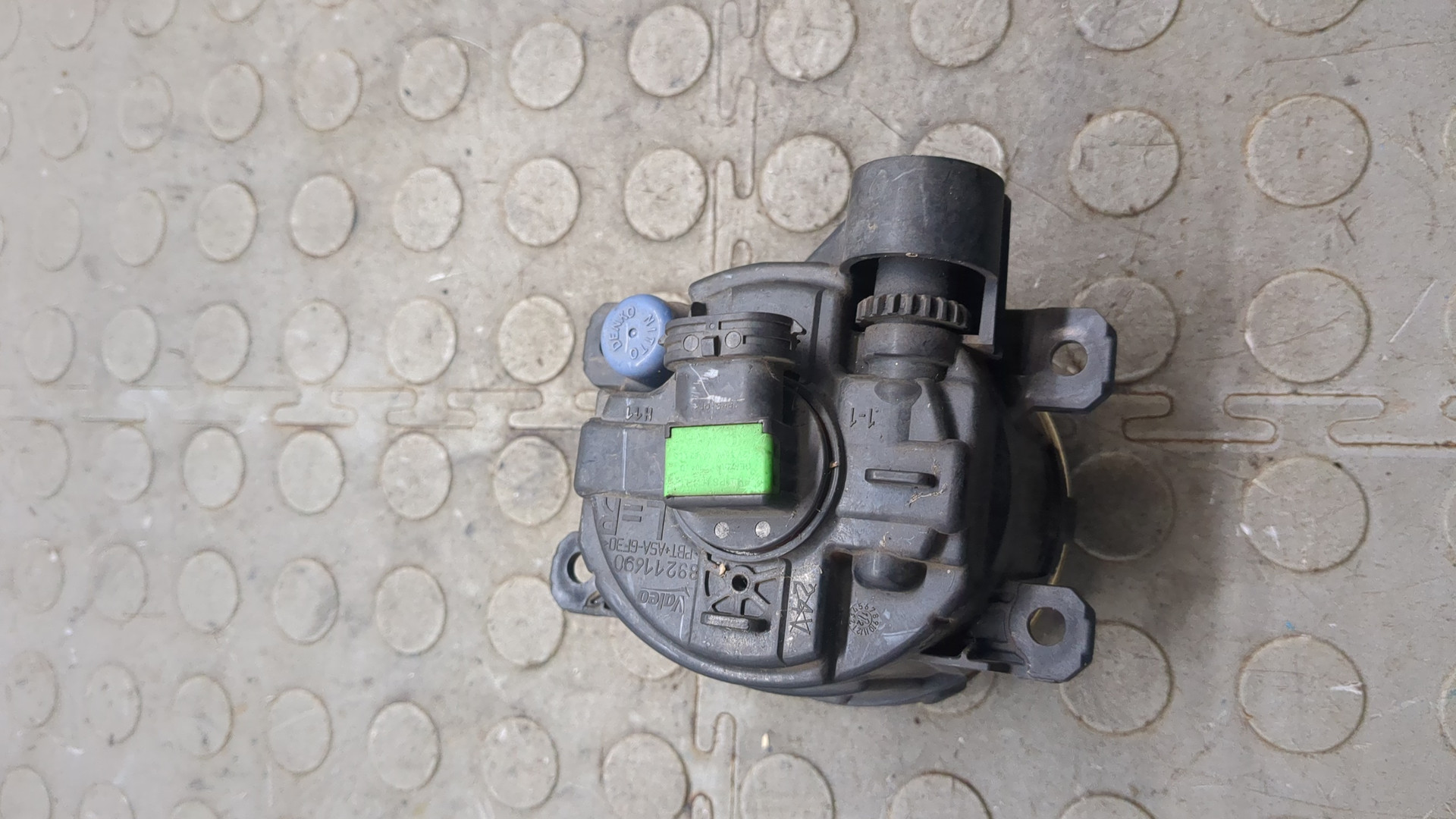 Фара противотуманная левая